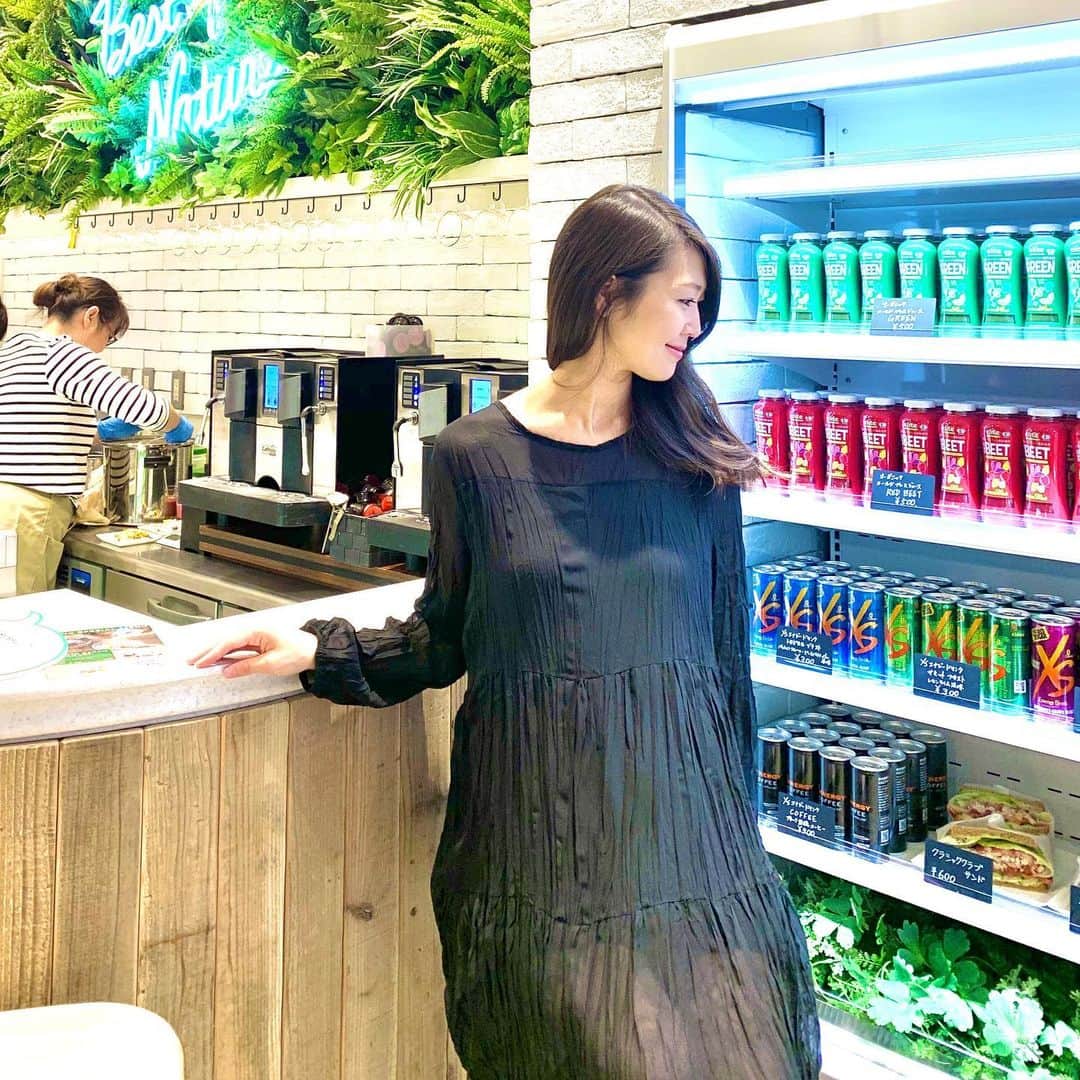 花田浩菜のインスタグラム：「#マタニティコーデ 🤰 . . #臨月 を目前にしてもっぱらワンピースが楽なので、 この日は　@7things.official のシフォンワンピース👗😊 柔らか素材でフワッとしていて、かつ裏地もついているので透けないのはありがたい😊🙆‍♀️ お腹のベビーもドコドコ動いて元気すぎて肋骨蹴られたり横になってると地面蹴られたり、思わず声が出てしまう今日この頃ですが😂元気なのは何より！ 前回なかった#後期つわり なのか、最近前期の辛かったつわりまではいかないけれど、味覚が敏感になってしまったようで人工的な味付けや甘味料、ほんだしとかお惣菜の味や匂いがダメになってしまった💦 これって産むまで続くのかしら？ 1人産んでても分からないことがたくさんな#マタニティライフ です😂❤️ . . #妊娠9ヶ月 #2人目妊娠中 #12月出産予定 #赤ちゃんのいる生活 #ママライフ #ママコーデ #今日のコーデ #妊婦コーデ #ワンピース #7things #l4l #ootd #happy #happydays」