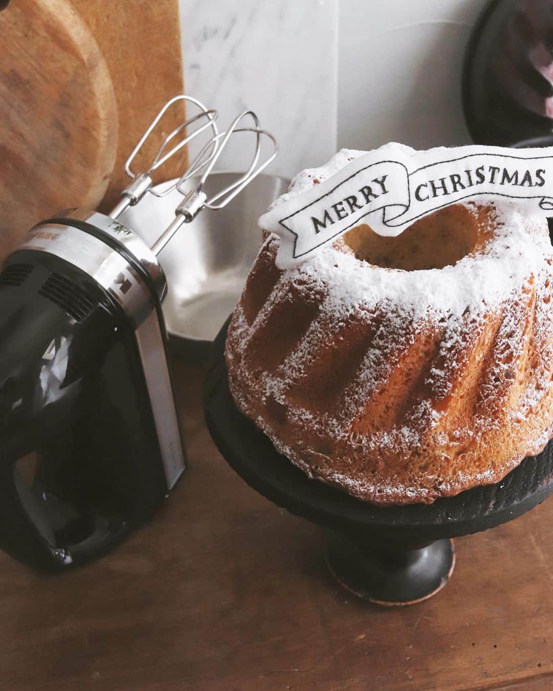 樋口正樹さんのインスタグラム写真 - (樋口正樹Instagram)「Kouglof🎄 . 定番クグロフから ぼちぼちはじめる クリスマスの準備。 ケーキに置いてる オーナメントには 刺繍で刺したもの。 料理も飾りなども 手作りのがお勧め。 . キッチンエイドのハンドミキサーを使えば、ケーキもパンもとってもらくちんに作れます。ただいまキッチンエイドのハンドミキサーのキャンペーンがcottaさんで開催中。 詳しくはこちらをどうぞ！ 👉https://www.cotta.jp/special/tool/kitchenaid_handmixer.php?bn=PpickBN05 . @kitchenaidjapan . #クグロフ #クリスマスケーキ #手作りケーキ #キッチンエイド #ハンドミキサー #パワフル #便利でらくちん #大家族におすすめ #お菓子作り #あると便利 #料理好きな人と繋がりたい #kitchenaid #kitchenaidjapan #Kouglof #Gugelhupf #homemadecake #thebakefeed #コッタ #cotta @kitchenaidusa」11月16日 9時52分 - higuccini