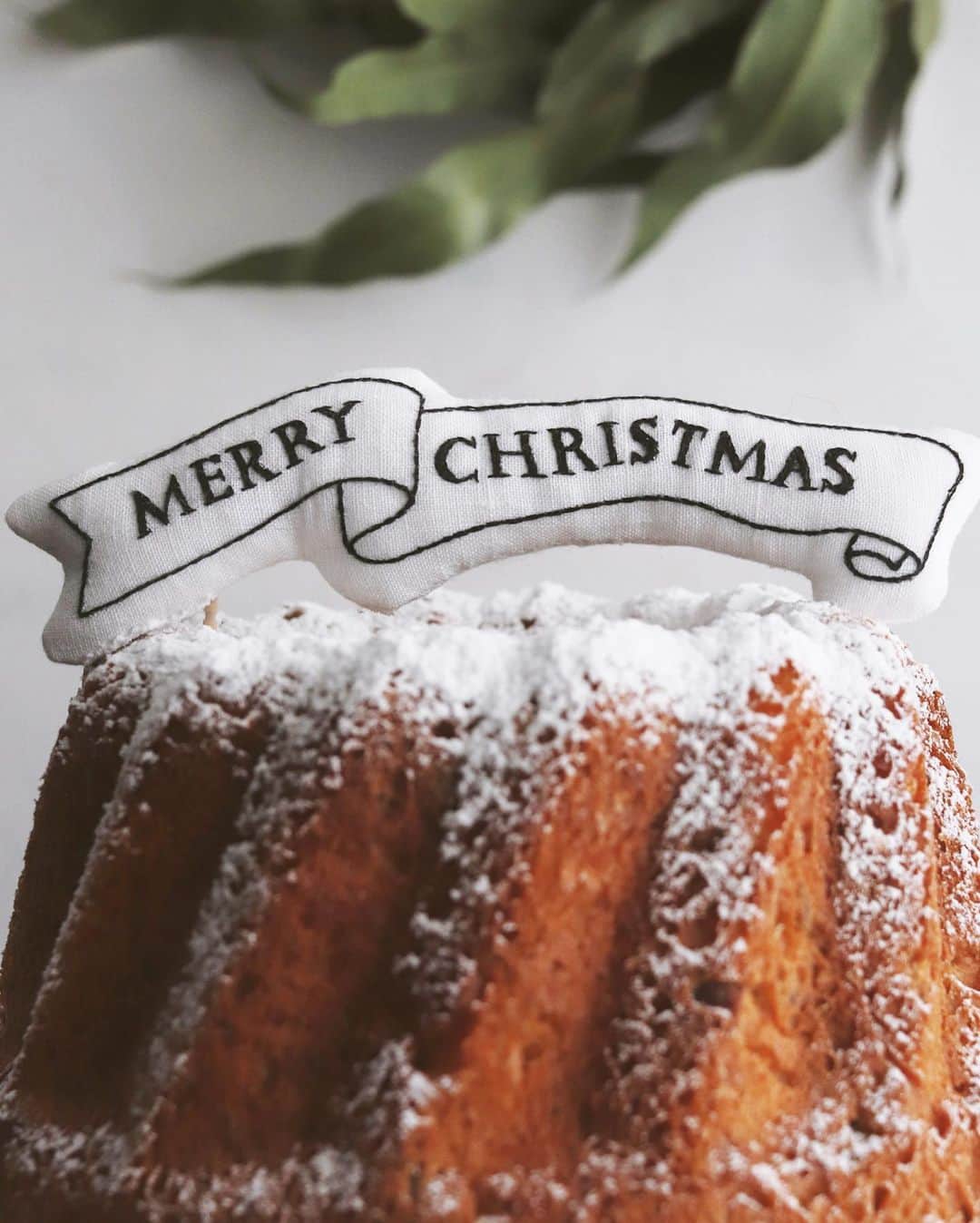 樋口正樹さんのインスタグラム写真 - (樋口正樹Instagram)「Kouglof🎄 . 定番クグロフから ぼちぼちはじめる クリスマスの準備。 ケーキに置いてる オーナメントには 刺繍で刺したもの。 料理も飾りなども 手作りのがお勧め。 . キッチンエイドのハンドミキサーを使えば、ケーキもパンもとってもらくちんに作れます。ただいまキッチンエイドのハンドミキサーのキャンペーンがcottaさんで開催中。 詳しくはこちらをどうぞ！ 👉https://www.cotta.jp/special/tool/kitchenaid_handmixer.php?bn=PpickBN05 . @kitchenaidjapan . #クグロフ #クリスマスケーキ #手作りケーキ #キッチンエイド #ハンドミキサー #パワフル #便利でらくちん #大家族におすすめ #お菓子作り #あると便利 #料理好きな人と繋がりたい #kitchenaid #kitchenaidjapan #Kouglof #Gugelhupf #homemadecake #thebakefeed #コッタ #cotta @kitchenaidusa」11月16日 9時52分 - higuccini