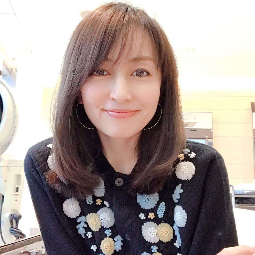 矢田亜希子さんのインスタグラム写真 - (矢田亜希子Instagram)「カラーとトリートメントしてきた☆ カラーのことは　@shizuka0211 に。 #air#air銀座#カラーリング#トリートメント#アッシュベージュ　カーディガンは#miumiu ピアスは#mizukijewelry」11月16日 10時00分 - akiko_yada