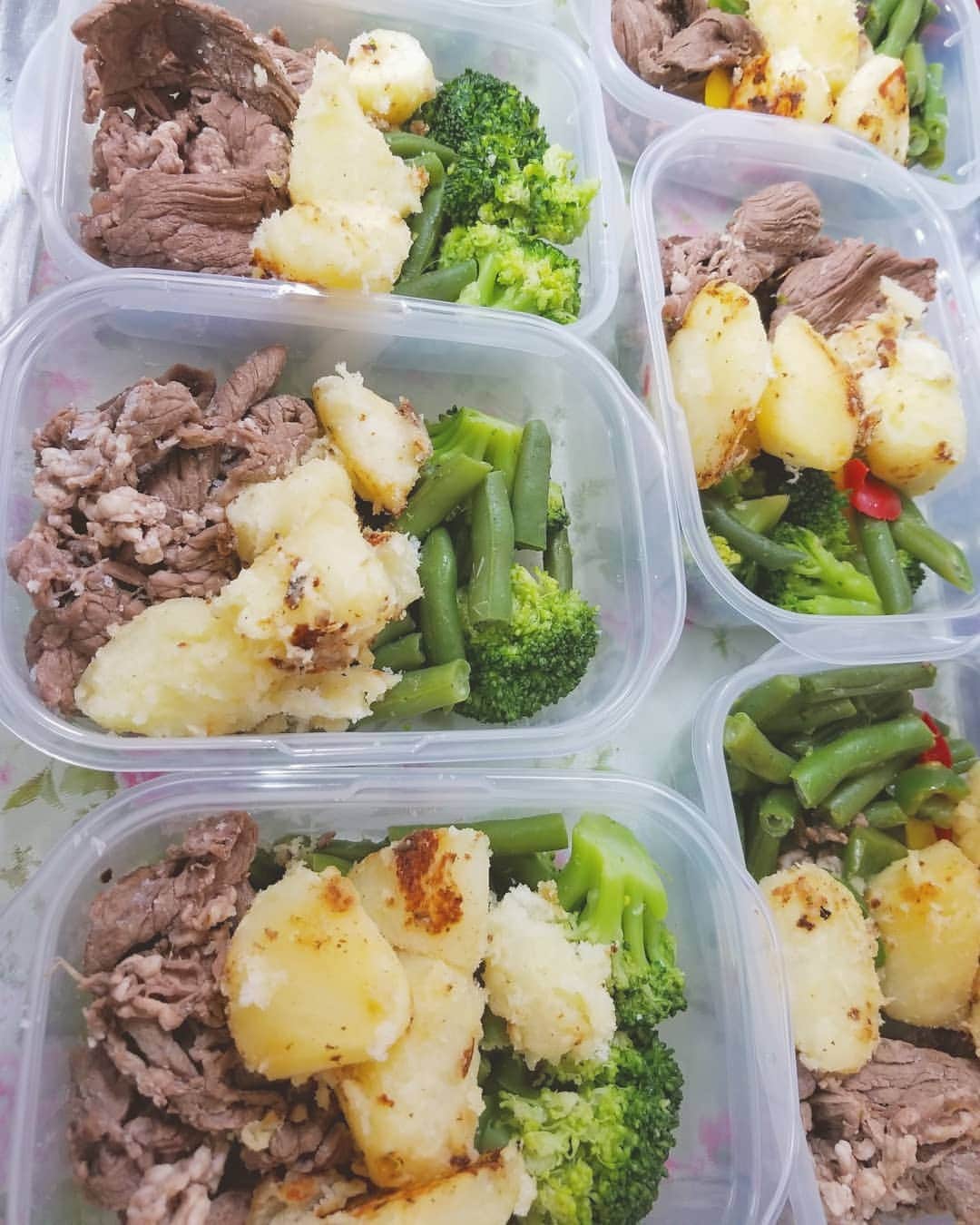 永吉令奈のインスタグラム：「つくりおき大作戦🙋‍♀️ 味付けは塩のみ✨  以外とこれが美味しい😋  #ダイエット #減量飯 #減量食」