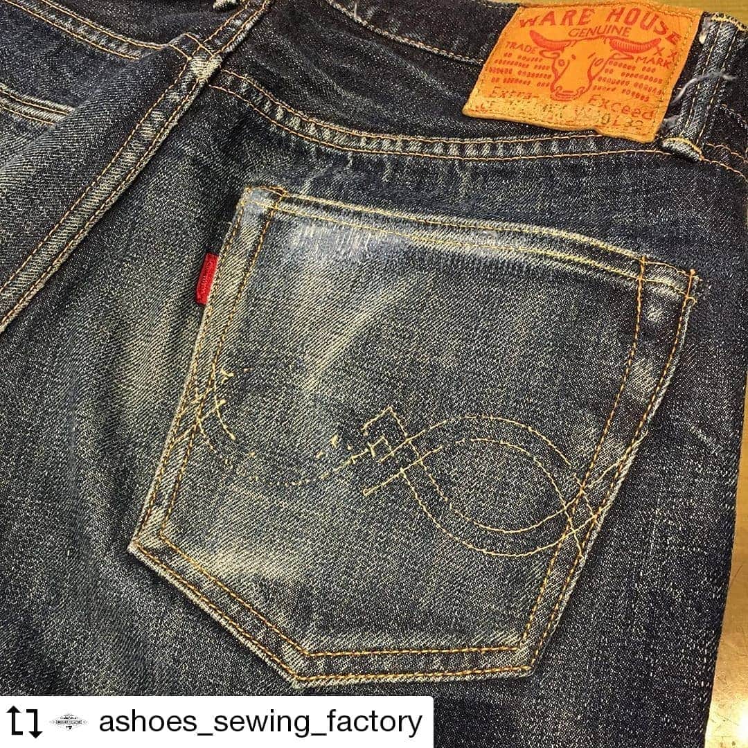 select shop「ASHOES」 SHOP STAFFのインスタグラム：「#Repost @ashoes_sewing_factory Made by @Image.Downloader · · · · ポケット口に開いてしまった穴のバックポケットのリペア。  全体を取り外して、隠しリベットも再生して、縫い直しました。  バックポケットはデニムの顔で、ブランドごとに特徴がありますが、それ以上に履いている人の特徴が出る部分でもあります。  特徴をトレースして縫い戻すようにしています^_^  お気軽にご相談ください。 048-782-6627 −−−−−−−−−−− ジーンズをカッティングから丸縫いしています。シルエットの別注も可能です。 −−−−−−−−−−− #シルエット変更 #リメイク #デニムリペア #ジーンズ修理 #デニム修理 #サイズ変更 #幅出し #handmade #ハンドメイド #ashoes #亜洲'S #さいたま #大宮 #デニム #ジーンズ #裾上げ #チェーンステッチ #お直し #リペア #穴埋め #タタキ #singersewing #Unionspecial #sewing #sewingmachine #ミシン #シンガーミシン #ユニオンスペシャル #jukI」