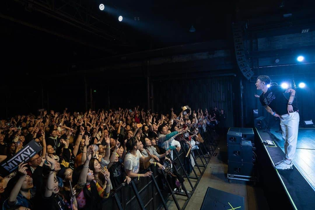 MIYAVI（石原貴雅）さんのインスタグラム写真 - (MIYAVI（石原貴雅）Instagram)「🙏 @miyavi_ishihara “NO SLEEP TILL TOKYO” World Tour 2019 ASIA🔥 Day 6 11.15 #Chengdu Aflame Art Center Hall 1 非常感謝你 🙏 ． Next Up Day 7 11.17 #Beijing #TANGO ． Photo By: @OzOzzzzz 【リリース情報】 MIYAVI NEW ALBUM 💿 NO SLEEP TILL TOKYO 7.24 Release⬇️⬇️ https://umj.lnk.to/miyavi_nsttPR ． 【ライブ情報】 「MIYAVI “NO SLEEP TILL TOKYO” World Tour 2019 ASIA」 11/1 Hong Kong | Music Zone@E-Max 11/3 Taipei | CLAPPER STUDIO 11/8 Seoul | WEST BRIDGE with KT 5G 11/10 Shanghai | VAS LIVE 11/13 Guangzhou | MAO Livehouse 11/15 Chengdu | Aflame Art Center Hall 1 11/17 Beijing | TANGO 11/23 Bangkok | Central Plaza Chaengwattana Hall ． 「MIYAVI “NO SLEEP TILL TOKYO” World Tour 2019 JAPAN」 12/5 Sapporo | Zepp Sapporo 12/9 Sendai | Rensa 12/10 Nagoya | Zepp Nagoya 12/12 Fukuoka | Zepp Fukuoka 12/18 Tokyo | Zepp DiverCity TOKYO 12/21 Osaka | Zepp Osaka Bayside ． MIYAVI ファンクラブ ”MYV CREW” 2019年度会員受付中！！ MIYAVI Fan Club“ MYV CREW” 2019 Membership Admission and Renewal Information  ご入会方法は⬇️ http://myv382tokyo.com/myvcrew/about.html ． ． #MIYAVI #NoSleepTillTokyo #NSTT #UnderTheSameSky #DAOKO #千客万来 #SenkyakuBanrai #Diner #ninagawamika #蜷川実花 #MYVCREW #NorthAmerica #USA #CANADA #MEXICO #EUROPE #ASIA #JAPAN #live ．」11月16日 10時17分 - miyavi_staff