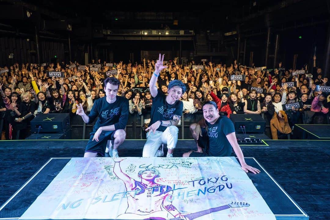 のインスタグラム：「🙏 @miyavi_ishihara “NO SLEEP TILL TOKYO” World Tour 2019 ASIA🔥 Day 6 11.15 #Chengdu Aflame Art Center Hall 1 非常感謝你 🙏 ． Next Up Day 7 11.17 #Beijing #TANGO ． Photo By: @OzOzzzzz 【リリース情報】 MIYAVI NEW ALBUM 💿 NO SLEEP TILL TOKYO 7.24 Release⬇️⬇️ https://umj.lnk.to/miyavi_nsttPR ． 【ライブ情報】 「MIYAVI “NO SLEEP TILL TOKYO” World Tour 2019 ASIA」 11/1 Hong Kong | Music Zone@E-Max 11/3 Taipei | CLAPPER STUDIO 11/8 Seoul | WEST BRIDGE with KT 5G 11/10 Shanghai | VAS LIVE 11/13 Guangzhou | MAO Livehouse 11/15 Chengdu | Aflame Art Center Hall 1 11/17 Beijing | TANGO 11/23 Bangkok | Central Plaza Chaengwattana Hall ． 「MIYAVI “NO SLEEP TILL TOKYO” World Tour 2019 JAPAN」 12/5 Sapporo | Zepp Sapporo 12/9 Sendai | Rensa 12/10 Nagoya | Zepp Nagoya 12/12 Fukuoka | Zepp Fukuoka 12/18 Tokyo | Zepp DiverCity TOKYO 12/21 Osaka | Zepp Osaka Bayside ． MIYAVI ファンクラブ ”MYV CREW” 2019年度会員受付中！！ MIYAVI Fan Club“ MYV CREW” 2019 Membership Admission and Renewal Information  ご入会方法は⬇️ http://myv382tokyo.com/myvcrew/about.html ． ． #MIYAVI #NoSleepTillTokyo #NSTT #UnderTheSameSky #DAOKO #千客万来 #SenkyakuBanrai #Diner #ninagawamika #蜷川実花 #MYVCREW #NorthAmerica #USA #CANADA #MEXICO #EUROPE #ASIA #JAPAN #live ．」
