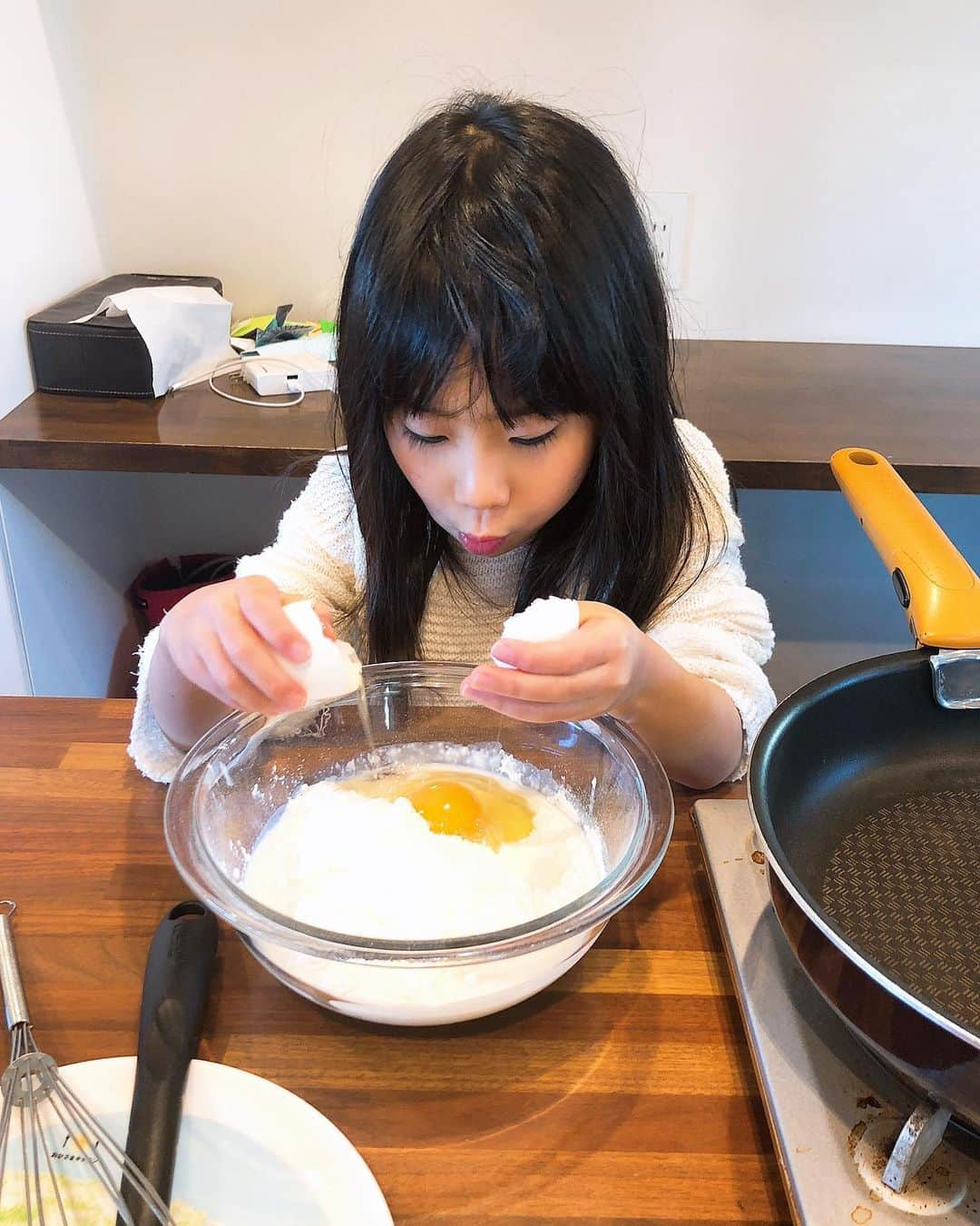 みきママさんのインスタグラム写真 - (みきママInstagram)「【杏ちゃんがホットケーキを作ってくれました〜！！】. . . . . 杏ちゃん「きんちょうするー」といいながら、一つ一つ丁寧に焼いていました。. . . . . 杏ちゃん「まるくやくのがむずかしー。」ってさ。フライパンの真ん中に生地を落とすといいよ。. . . . . . . すると、杏ちゃん「ママのこげちゃった。」ってさ。. . . . . 私のだけカリカリのホットケーキでした。. . . . #みきママ #ホットケーキ #娘 #mikimama #pancakes #burned #burnt」11月16日 10時19分 - mikimama_official