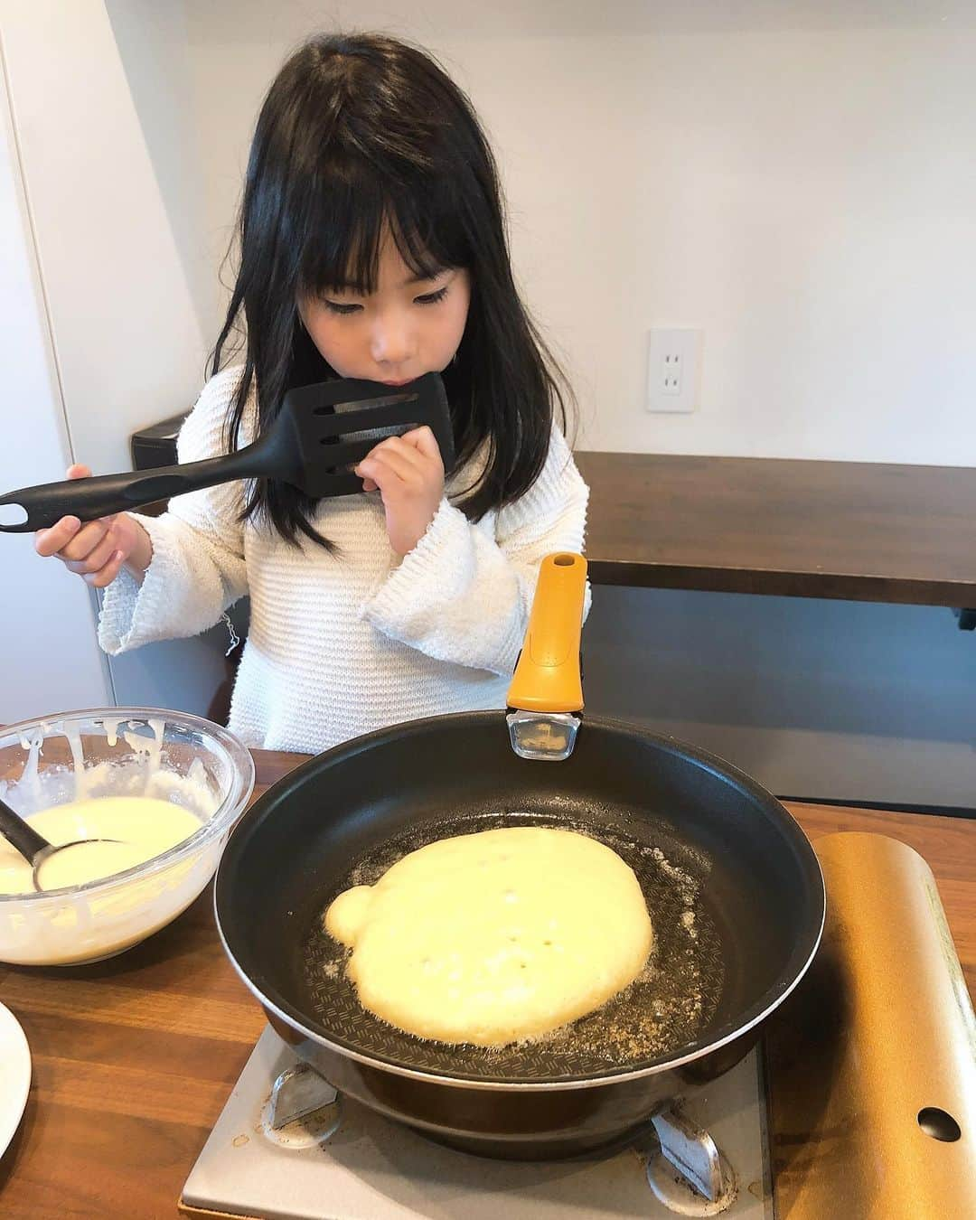 みきママさんのインスタグラム写真 - (みきママInstagram)「【杏ちゃんがホットケーキを作ってくれました〜！！】. . . . . 杏ちゃん「きんちょうするー」といいながら、一つ一つ丁寧に焼いていました。. . . . . 杏ちゃん「まるくやくのがむずかしー。」ってさ。フライパンの真ん中に生地を落とすといいよ。. . . . . . . すると、杏ちゃん「ママのこげちゃった。」ってさ。. . . . . 私のだけカリカリのホットケーキでした。. . . . #みきママ #ホットケーキ #娘 #mikimama #pancakes #burned #burnt」11月16日 10時19分 - mikimama_official