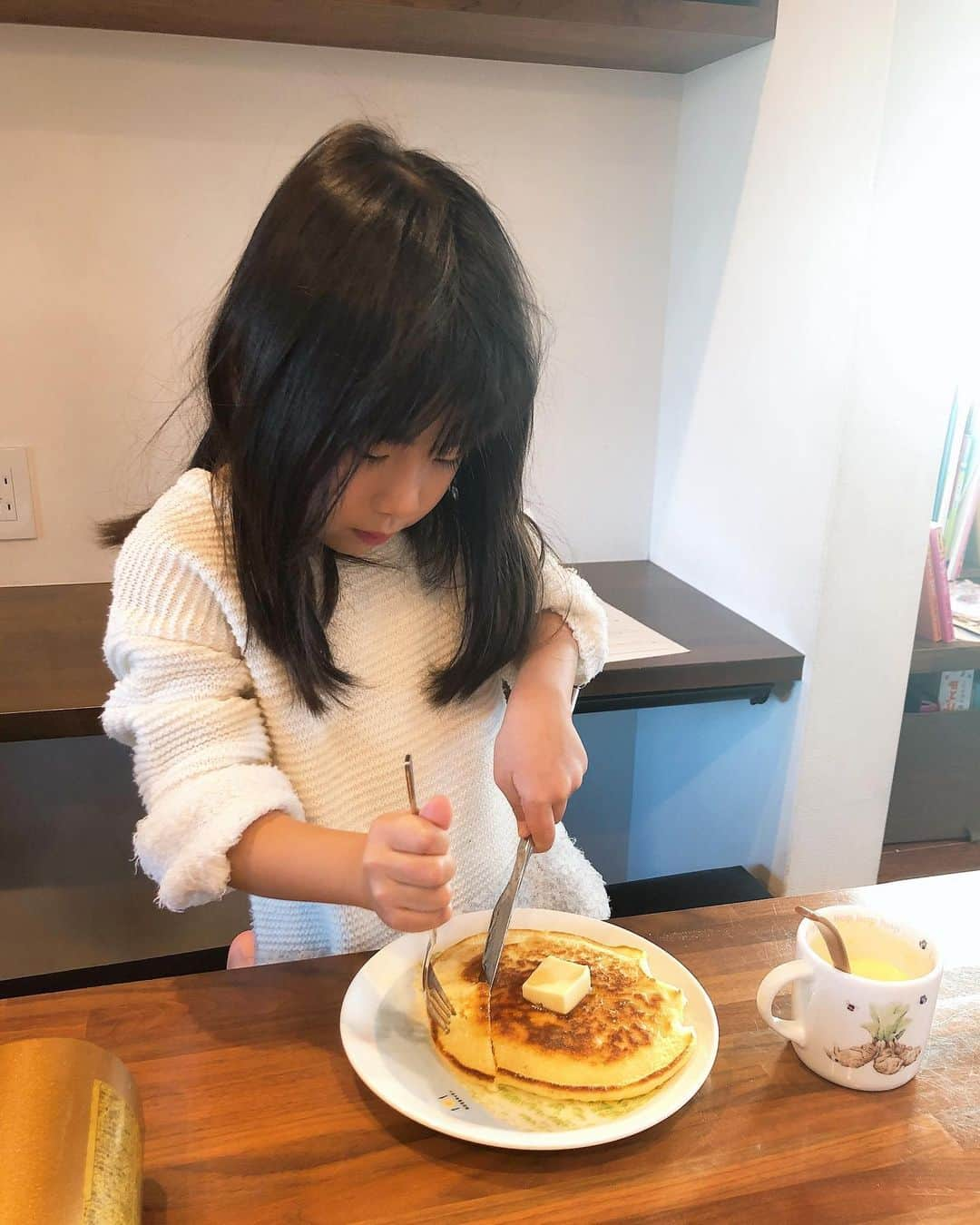 みきママさんのインスタグラム写真 - (みきママInstagram)「【杏ちゃんがホットケーキを作ってくれました〜！！】. . . . . 杏ちゃん「きんちょうするー」といいながら、一つ一つ丁寧に焼いていました。. . . . . 杏ちゃん「まるくやくのがむずかしー。」ってさ。フライパンの真ん中に生地を落とすといいよ。. . . . . . . すると、杏ちゃん「ママのこげちゃった。」ってさ。. . . . . 私のだけカリカリのホットケーキでした。. . . . #みきママ #ホットケーキ #娘 #mikimama #pancakes #burned #burnt」11月16日 10時19分 - mikimama_official