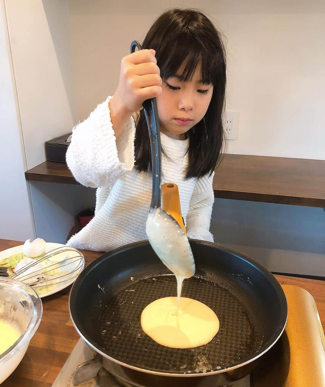 みきママさんのインスタグラム写真 - (みきママInstagram)「【杏ちゃんがホットケーキを作ってくれました〜！！】. . . . . 杏ちゃん「きんちょうするー」といいながら、一つ一つ丁寧に焼いていました。. . . . . 杏ちゃん「まるくやくのがむずかしー。」ってさ。フライパンの真ん中に生地を落とすといいよ。. . . . . . . すると、杏ちゃん「ママのこげちゃった。」ってさ。. . . . . 私のだけカリカリのホットケーキでした。. . . . #みきママ #ホットケーキ #娘 #mikimama #pancakes #burned #burnt」11月16日 10時19分 - mikimama_official