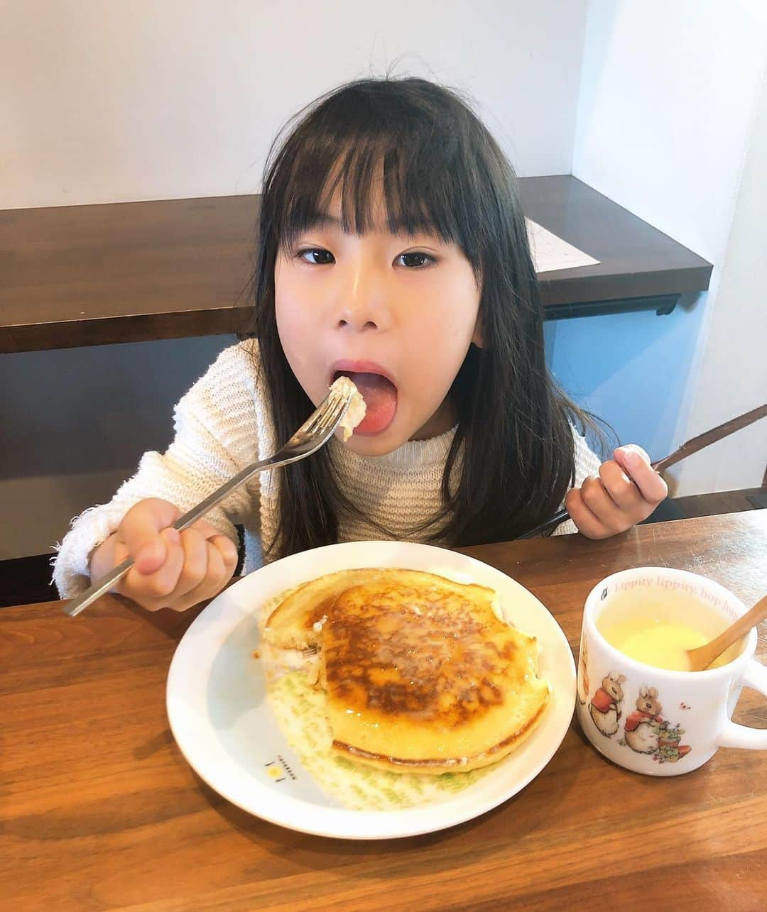 みきママさんのインスタグラム写真 - (みきママInstagram)「【杏ちゃんがホットケーキを作ってくれました〜！！】. . . . . 杏ちゃん「きんちょうするー」といいながら、一つ一つ丁寧に焼いていました。. . . . . 杏ちゃん「まるくやくのがむずかしー。」ってさ。フライパンの真ん中に生地を落とすといいよ。. . . . . . . すると、杏ちゃん「ママのこげちゃった。」ってさ。. . . . . 私のだけカリカリのホットケーキでした。. . . . #みきママ #ホットケーキ #娘 #mikimama #pancakes #burned #burnt」11月16日 10時19分 - mikimama_official