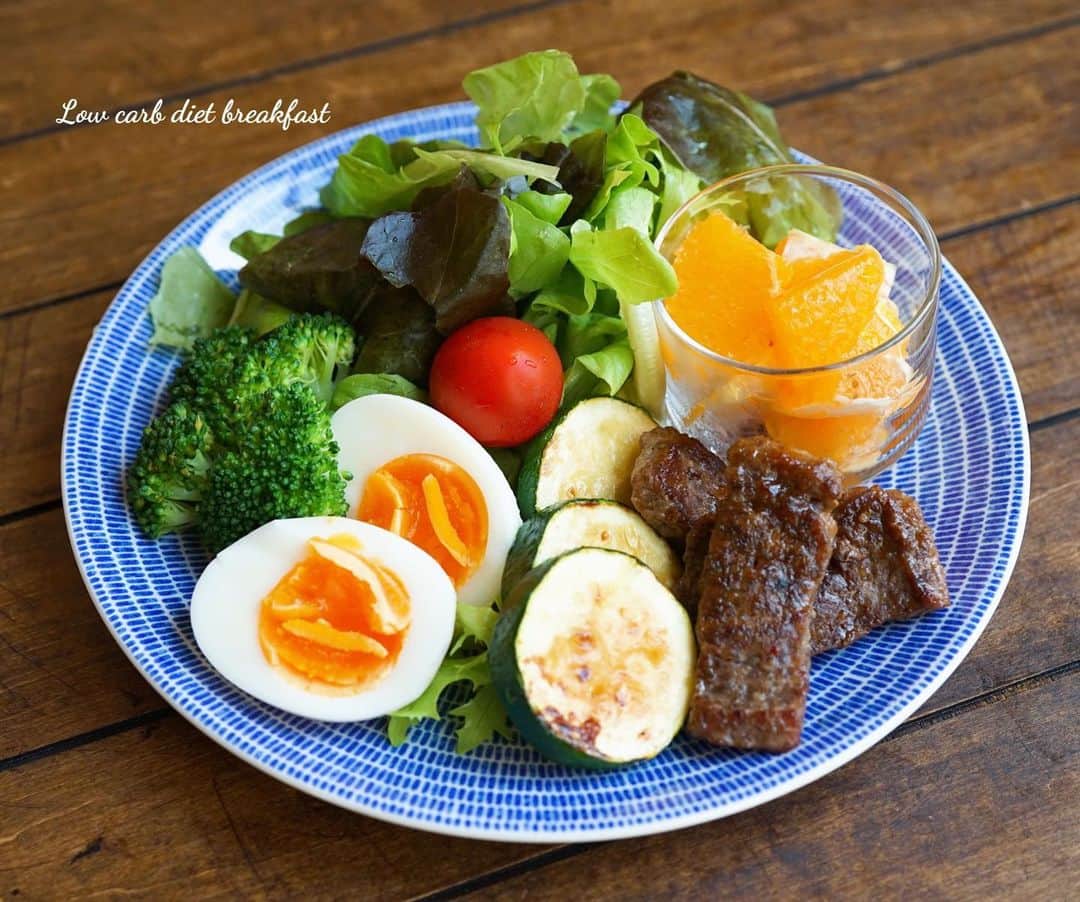 hirokoさんのインスタグラム写真 - (hirokoInstagram)「🌱2019.11.16（土）﻿ ✽.｡.:*・ﾟ #hiroponの朝ごはん﻿ #hiroponのワンプレートごはん ﻿ #糖質制限中 の朝ごはん﻿ 今朝は#カットステーキ 付き﻿ ﻿ menu📝﻿ ▪︎ミニステーキ（焼肉のたれ小さじ1）﻿ ▪︎ズッキーニのソテー（塩コショウ）﻿ ▪︎ゆで卵﻿ ▪︎野菜サラダ 30g﻿ ▪︎茹でブロッコリー 25g﻿ ▪︎ミニトマト﻿ ▪︎オレンジ 40g﻿ ﻿ ✔︎糖質：6.3 ✔︎タンパク質；15.4 ✔︎196kcal﻿ ﻿ ブラックコーヒーに#MCTオイル を入れて☕️﻿ 「いただきまぁ〜す」﻿ ﻿ 野菜サラダにはオメガ3を豊富に含むアマニ油をベースにした#日清アマニ油ドレッシング﻿ これ美味しいくてお気に入り👍﻿ ﻿ 日清アマニ油ドレッシング15g（大さじ1）﻿ ✔︎糖質；1.5 ✔︎タンパク質；0.2 ✔︎59kcal﻿ ﻿ ﻿ 糖質制限ダイエットを初めて7キロ減⤵︎ ︎⤵︎ ︎﻿ 体脂肪もジワジワと落ちてま〜す﻿ マイペースでリバウンドしない体に(ง •̀_•́)ง‼ ﻿ ﻿ ﻿ ﻿ .........The end 𖠚ᐝ﻿ #糖質オフ #糖質オフダイエット #オリーブノート #オリーブノートアンバサダー #ヨムーノ #ヨムーノメイト #インスタフード #おうちごはん通信 #おうちごはんLover #くらしメイド #フーディーテーブル #マカロニメイト #デリミア #デリスタグラマー #バランスの良い食事 #朝ごはん #てづくりごはん365 #うちのシェフ #キナリノ #snapdish #macaroni #kurashirufood #locari_kitchen #lin_stagrammer﻿ ・」11月16日 10時30分 - hiropon0201