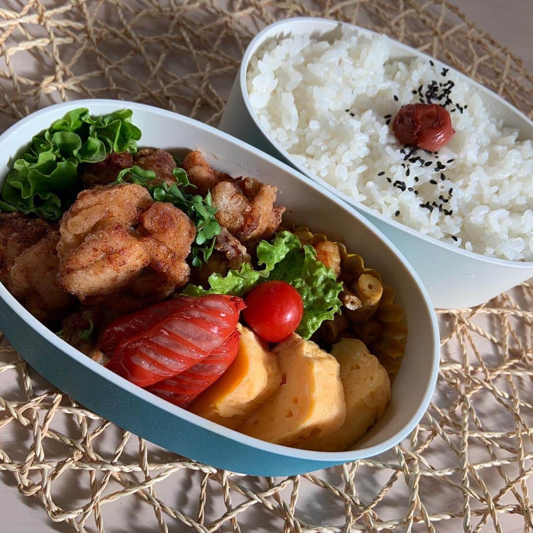 本田しおりのインスタグラム：「#今日のお弁当  #唐揚げ弁当 #唐揚げ#玉子焼き#赤ウインナー#海老と筍のカレーバター炒め #なめ茸生姜おにぎり🍙  #お弁当 #本田弁当 #旦那さん弁当 #神ちゃん弁当」