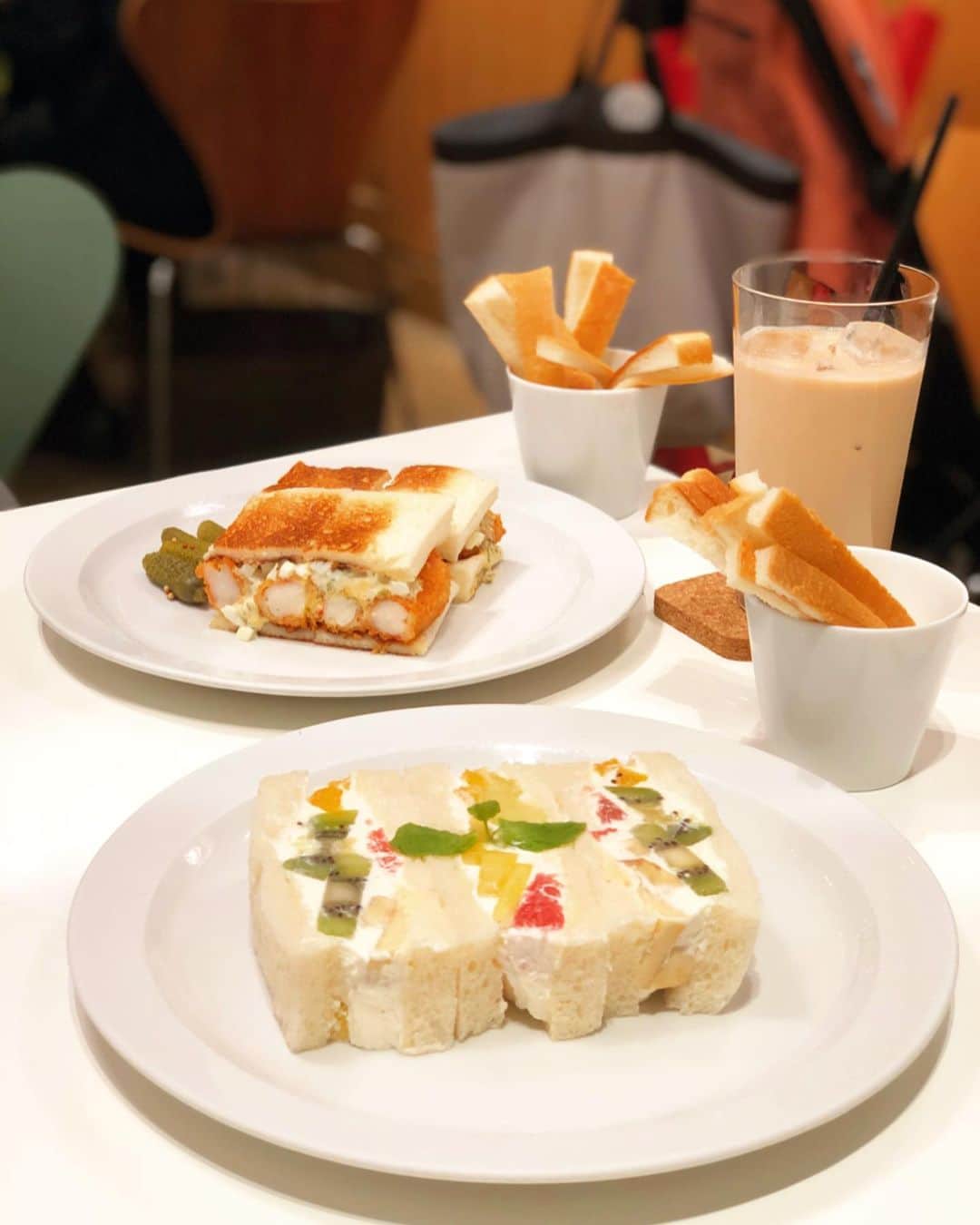 黒田麻理耶さんのインスタグラム写真 - (黒田麻理耶Instagram)「. やっぱり#フルーツサンド はここが一番🙋‍♀️❤️ . 久々の「セントル・ザ・ベーカリー」🍞💕 いろんなお店のフルーツサンドを食べてきたけど、 やっぱり私はここがNo.1☝️ もう本当に美味しい❤️幸せになれる🥰 . #エビフライサンド も初めて食べたけど 美味しかった〜😋🍤🥪 . なんだか会うのが久々に感じた こしはるさん(@chiharukoshiba)との時間でした🤱👩🏽 . #セントルザベーカリー  #centrethebakery #銀座  #銀座一丁目  #パン屋  #サンドイッチ #カフェ  #フルーツサンド  #パン  #パンが好き #sandwich  #cafe  #bakery  #Ginza」11月16日 10時34分 - mariya_kuroda