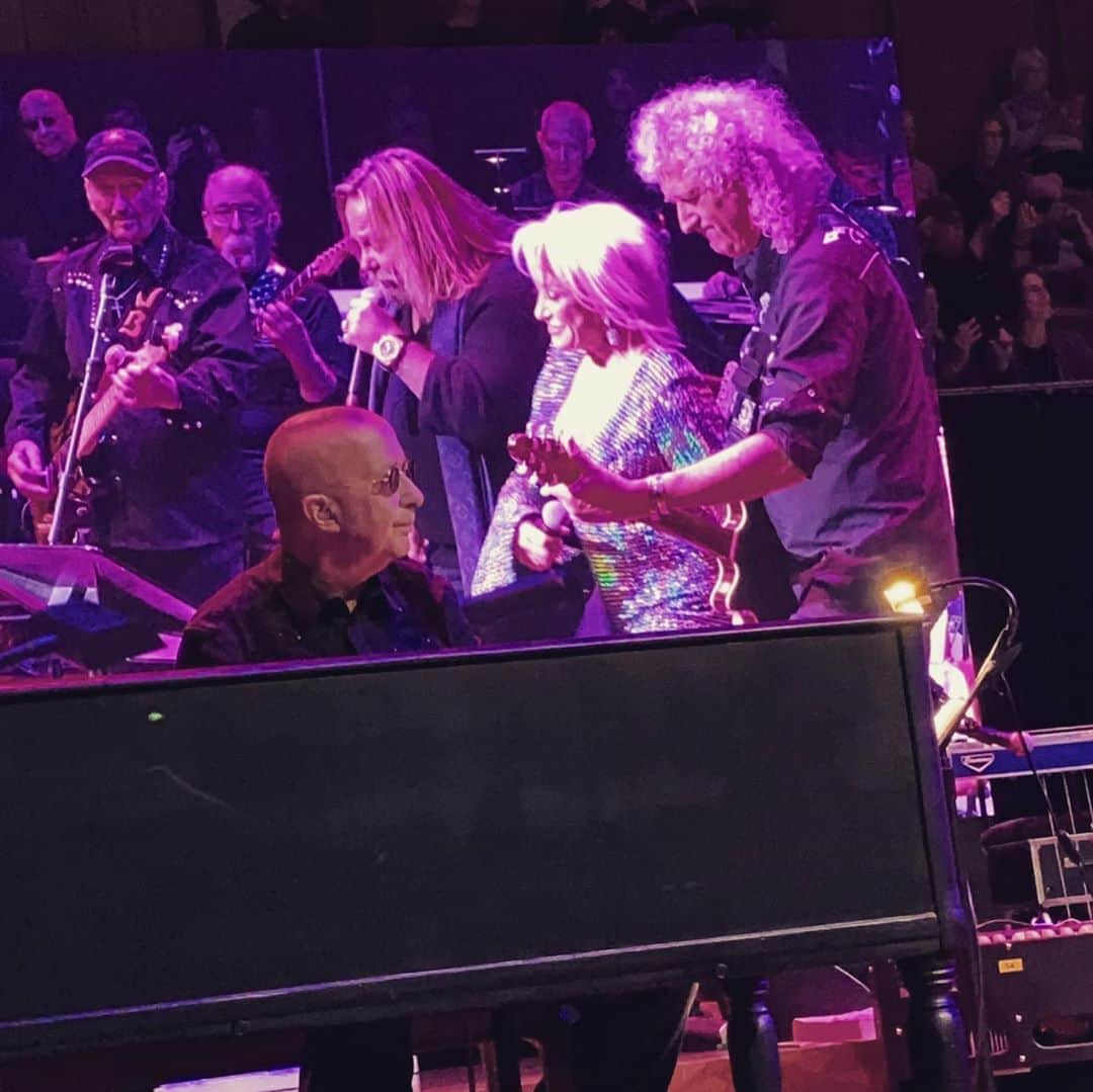 ヴィンス・ニールさんのインスタグラム写真 - (ヴィンス・ニールInstagram)「Fun time hanging with these legends for a great cause! #jamesburtonfoundation #sammyhagar #brianmay #joewalsh #mickydolenz #brianmay #paulshaffer #tanyatucker #vinceneil」11月16日 10時36分 - thevinceneil