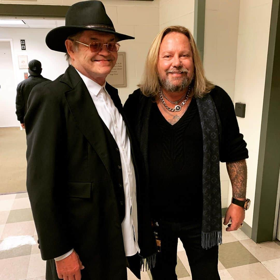 ヴィンス・ニールさんのインスタグラム写真 - (ヴィンス・ニールInstagram)「Fun time hanging with these legends for a great cause! #jamesburtonfoundation #sammyhagar #brianmay #joewalsh #mickydolenz #brianmay #paulshaffer #tanyatucker #vinceneil」11月16日 10時36分 - thevinceneil