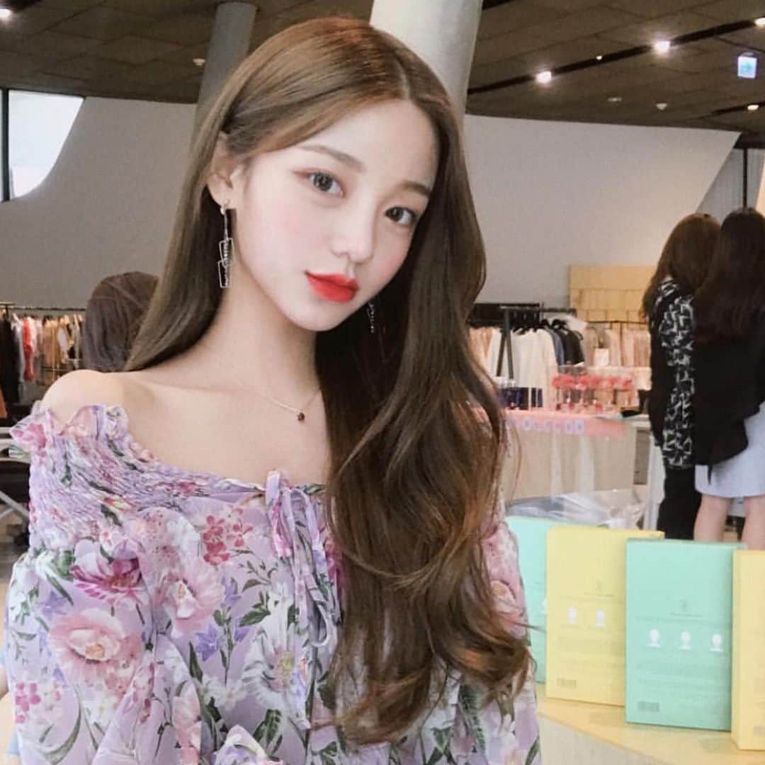 原涼香さんのインスタグラム写真 - (原涼香Instagram)「１日で特別なオルチャンヘアに🇰🇷💞 『 milktea beige 🍨 』 ㅤㅤㅤㅤㅤㅤㅤㅤㅤㅤㅤㅤㅤ ケアブリーチ1〜2回ベースです♡ ツヤツヤに、明るく♡ ㅤㅤㅤㅤㅤㅤㅤㅤㅤㅤㅤㅤㅤ」11月16日 10時36分 - suzuka_hara