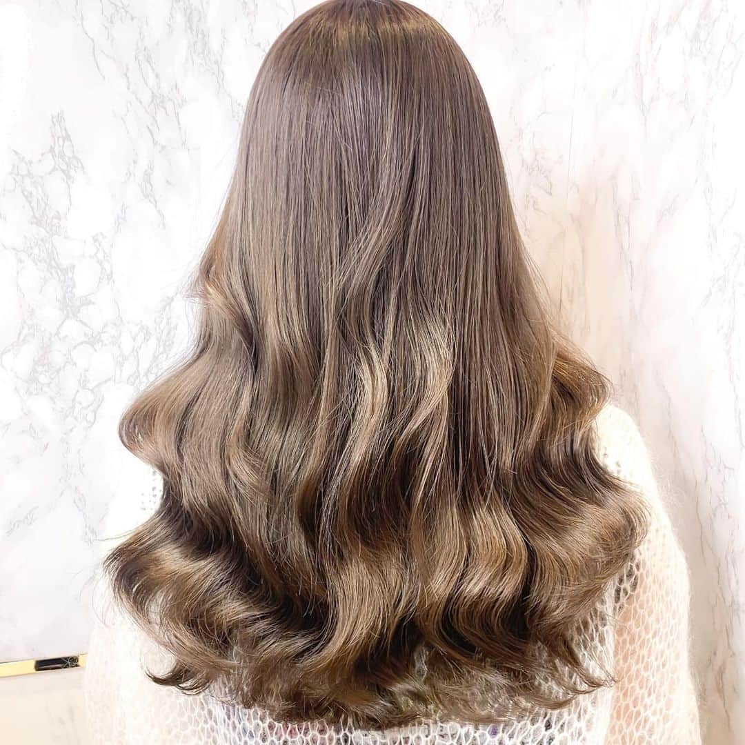 原涼香のインスタグラム：「１日で特別なオルチャンヘアに🇰🇷💞 『 milktea beige 🍨 』 ㅤㅤㅤㅤㅤㅤㅤㅤㅤㅤㅤㅤㅤ ケアブリーチ1〜2回ベースです♡ ツヤツヤに、明るく♡ ㅤㅤㅤㅤㅤㅤㅤㅤㅤㅤㅤㅤㅤ」