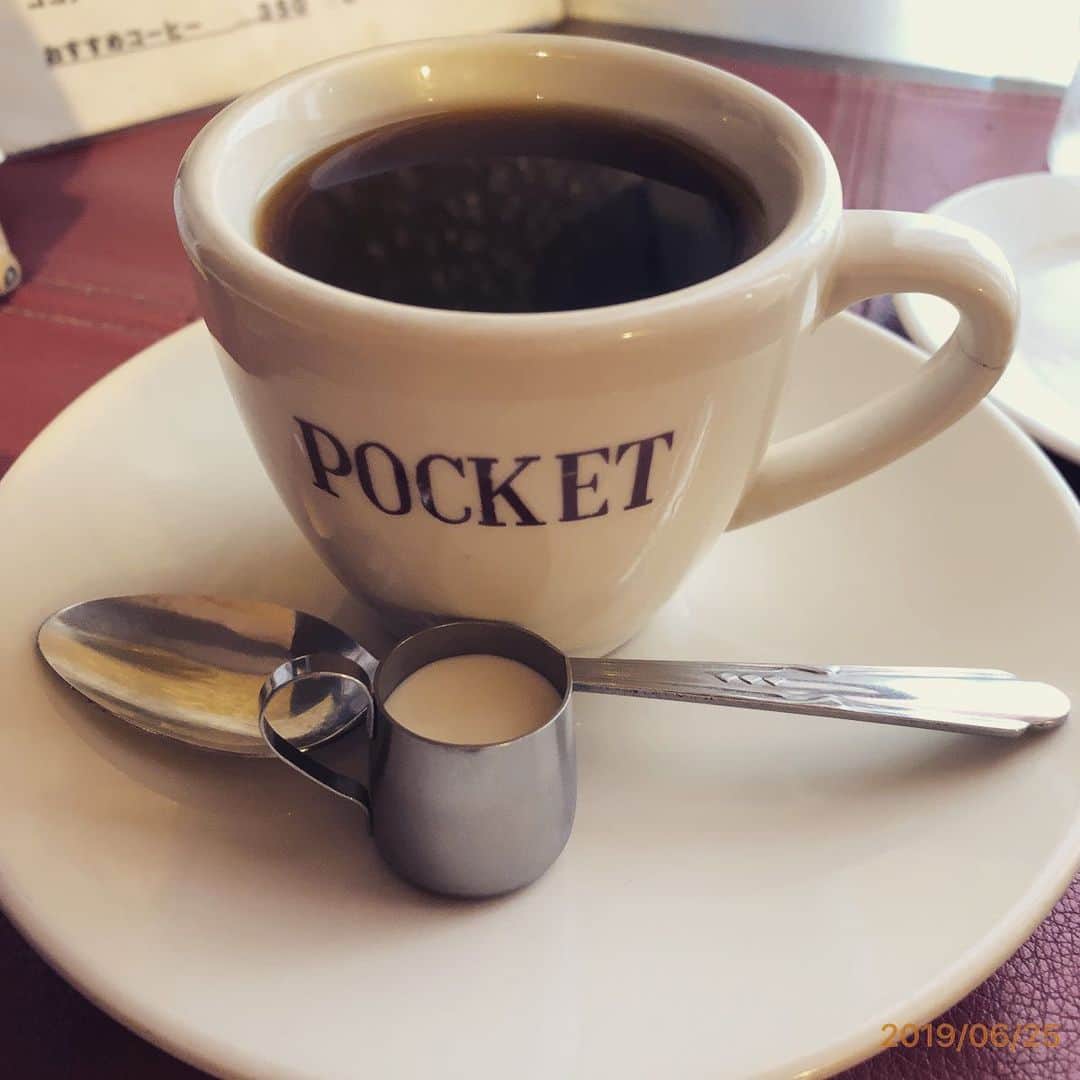のインスタグラム：「【☕️2382軒目☕️】 烏丸御池駅 ポケット☕️ 2019.6.25  この日は京都でモーニング☺️ なんとママとマスターが毎週「大富豪同心」を楽しみにしてくださっていて、「新作歌舞伎-NARUTO-」を観に行ったばかり、という😍  そしてこの後、僕は「新作歌舞伎-NARUTO-」を観に行ったのでした☺️ ご縁✨  #喫茶店がそこにあるから #珈琲があればいい」