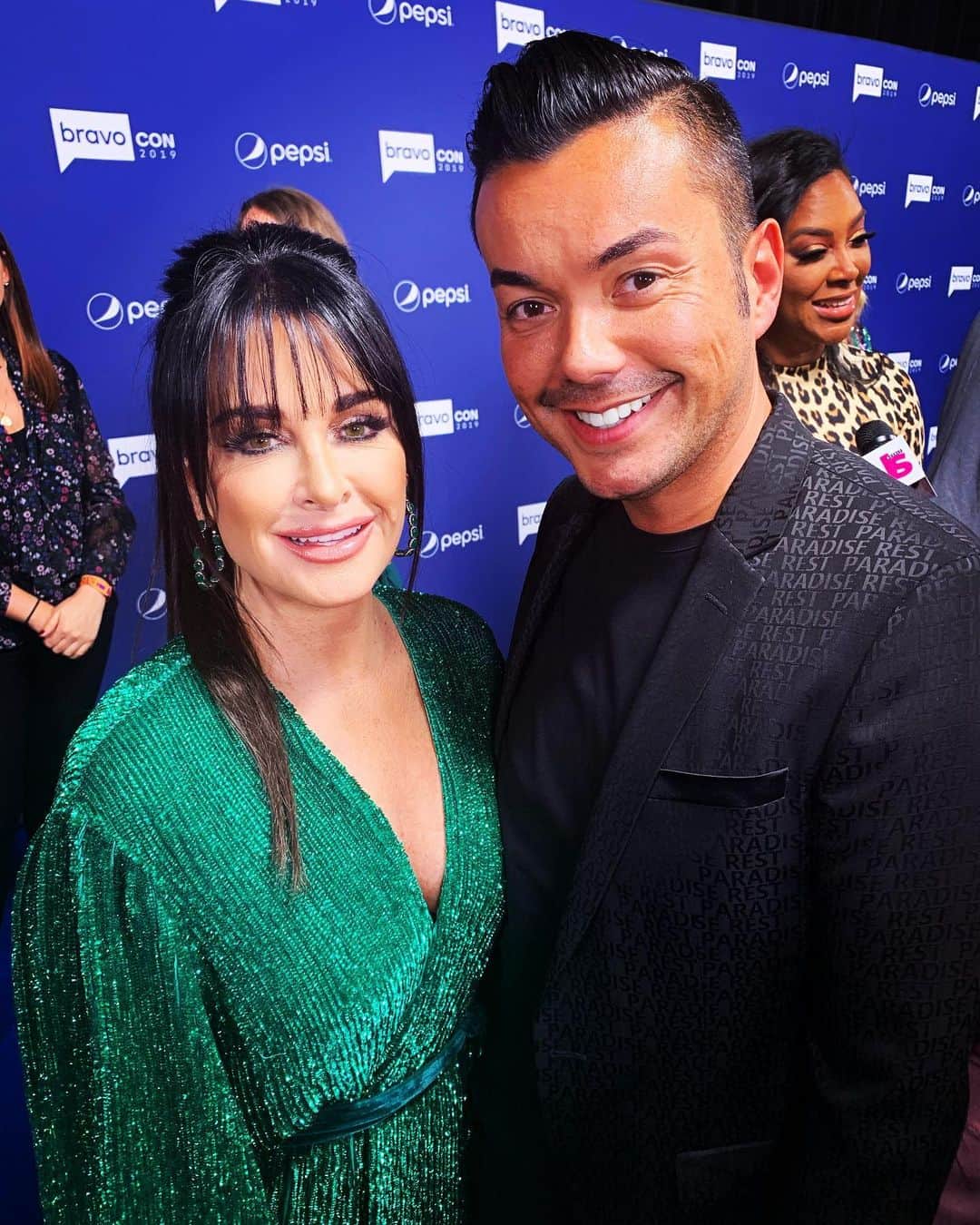 アンソニー・ラモスのインスタグラム：「#BravoCon with the Bravo Queen 👑」