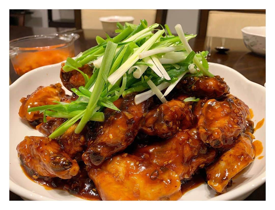 ハー・ミジョンのインスタグラム：「새언니표 양념치킨 🍗 맨날 먹을수 있는 오빠가 부럽...🤭 #여기가 #치킨맛집 #새언니짱」