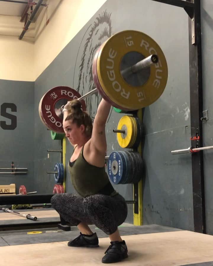 マッティ・ロジャーズのインスタグラム：「Some waves, some nice snatches, some clean and jerks I didn’t totally love, but overall a very successful end to the week!! Pumped to keep building, keep refining & keep working towards consistency.  @2poodperformance @roguefitness @rehband」