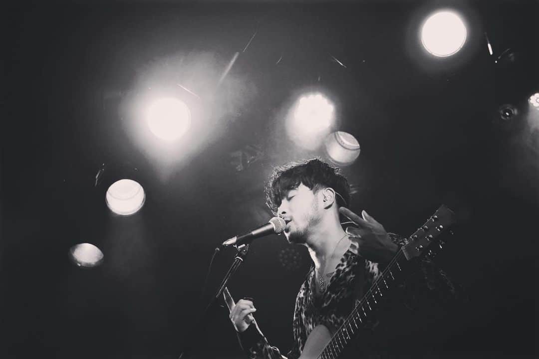KENNY（吉原健司）さんのインスタグラム写真 - (KENNY（吉原健司）Instagram)「𝔗𝔥𝔯𝔬𝔴𝔟𝔞𝔠𝔨 𝔱𝔬 𝔈𝔄𝔖𝔜 𝔱𝔬𝔲𝔯... #LIVE#SHIBUYA#渋谷#EASY#TOUR . hairmake by @yudai_pells / @pellshair」11月16日 10時54分 - kenny_yoshihara