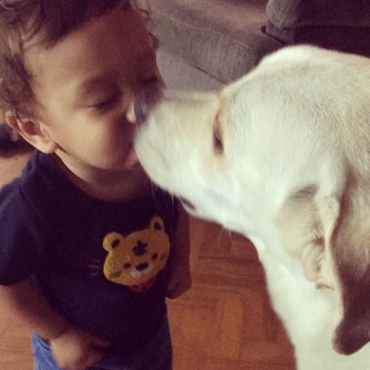 シモネのインスタグラム：「Kisses 😘」
