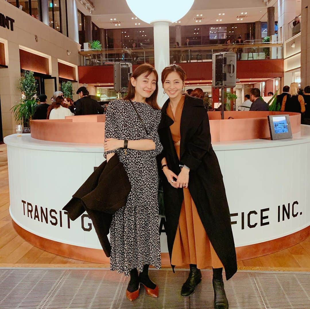 安田美沙子さんのインスタグラム写真 - (安田美沙子Instagram)「昨日は、TRANSITさんのオフィスが恵比寿に出来たので、そのレセプション&ELLE japonのイベントへ。。連日のりかりか❤️ 夜の子連れはドキドキしたけど、イルミネーションや、アートに興味津々で、いい刺激になった夜なのでした😊✨ . . . #instagood  #congratulations  #transit #portalpoint #ellejapon」11月16日 11時01分 - yasuda_misako