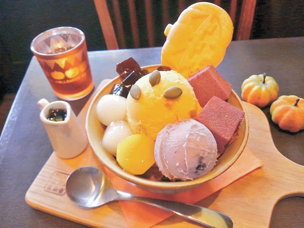 おいもカフェ金糸雀のインスタグラム：「. かぼちゃ型の最中の皮をプラスして、かわいさがアップした『おいも鎌倉かぼちゃパフェ』。 ほっこりした甘さのかぼちゃアイスに、紫芋わらび餅や紫芋アイスなどを彩り鮮やかにトッピング♪ 秋にオススメの期間限定パフェです(^^) . #おいもカフェ金糸雀 #カフェ #鎌倉 #パフェ #スイーツ #アイス #かぼちゃ #映え #カワイイ #鎌倉カフェ #かぼちゃパフェ . 《おいもカフェ金糸雀》 営業時間：10:00-18:00(L.O.17:30) 定休日：水曜日 248-0006 神奈川県鎌倉市小町2-10-10 小町TIビル1F TEL：0467-22-4908」