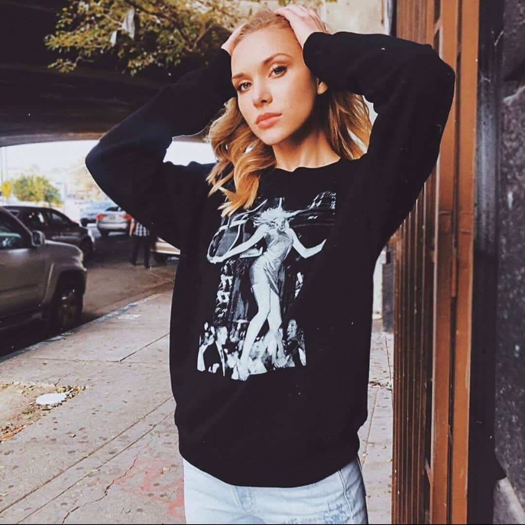 シーウィーのインスタグラム：「Friday, I always liked you best 🖤 #InMySiwy • FEAT. Manon in Black Studio #madebySiwy」