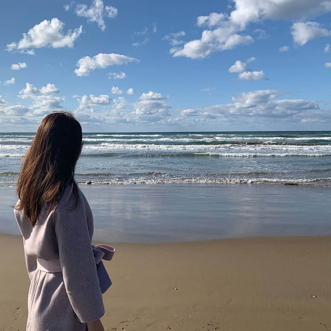 竹崎由佳さんのインスタグラム写真 - (竹崎由佳Instagram)「. 砂浜を車で走れる海岸💨 寒い日の日本海も良いですね！ 加工なしでこの美しさ✨ 海風に吹かれながら、 しばらく眺めていました😌 やはり、少し無理をしてでも 自然に触れる時間を作ることは 必要だと思いました♪ #金沢　#kanazawa #日本海　#砂浜」11月16日 11時15分 - yuka__takezaki