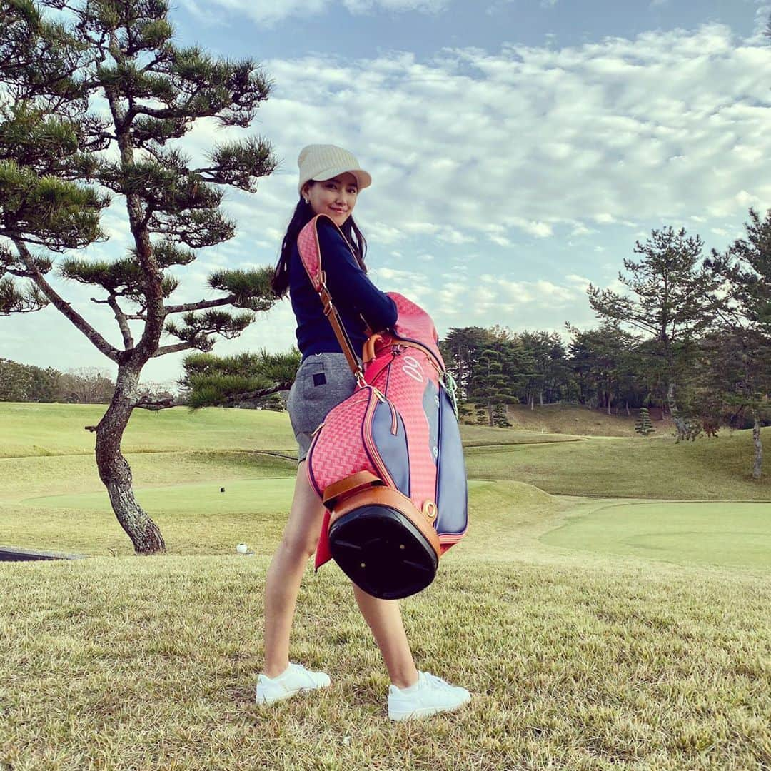 奥山春香さんのインスタグラム写真 - (奥山春香Instagram)「一昨日ゴルフネットワークの収録だったよん🏌️‍♀️🏌️‍♀️🏌️‍♀️ 放送予定またお知らせします。 ウェアは#アディダスゴルフ 収録前に一生懸命練習する私 カメラ向けられると右に出る。笑 #ゴルフネットワーク#ゴルフ#golf#golfnetwork」11月16日 11時21分 - corvetteharuka