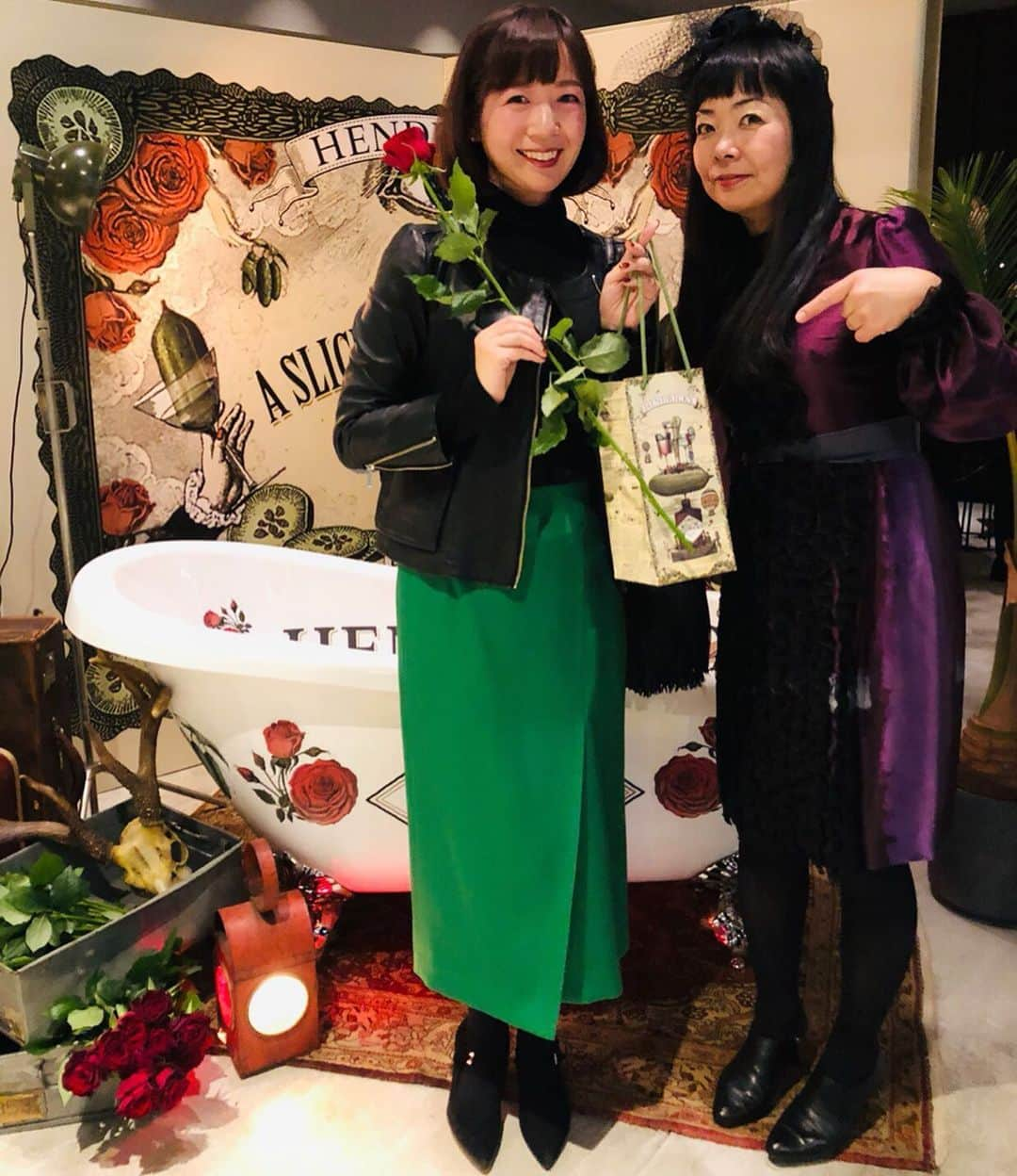 進藤やす子さんのインスタグラム写真 - (進藤やす子Instagram)「一夜限りの『HENDRICK'S』のイベントに行ってきました😊 . #ヘンドリックス の世界観が独創的すぎてツボ。だって "キュウリ氏🥒とローズ嬢🌹のものがたり" って最高なんですけど！（4枚目〜6枚目参照） . 会場ではヘンドリックスにキュウリ🥒を合わせたカクテル（これが一番スタンダードで、ほかにフルーツを合わせたものもアリ）をいただきました。 . キュウリ🥒カラーのスカートで行ったんだけどヘンドリックスの世界観になぞらえてもっと毒々しい感じで行けばよかった！と謎の後悔。 . 素敵なイベントにご招待いただきありがとうございました🌹🍸✨ . . #hendricksgin "四姉妹"揃うかと思いきやニアミス 優子姉 @yashikawa PR #バラとキュウリと私 （"部屋とワイシャツと私"風に）」11月16日 11時31分 - yasukoshindo