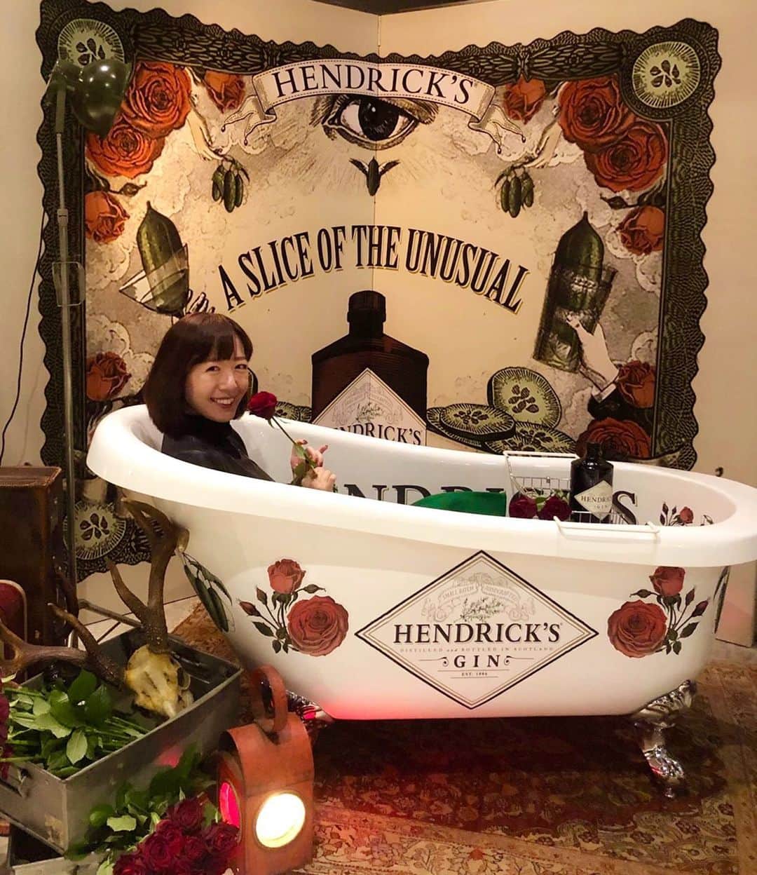 のインスタグラム：「一夜限りの『HENDRICK'S』のイベントに行ってきました😊 . #ヘンドリックス の世界観が独創的すぎてツボ。だって "キュウリ氏🥒とローズ嬢🌹のものがたり" って最高なんですけど！（4枚目〜6枚目参照） . 会場ではヘンドリックスにキュウリ🥒を合わせたカクテル（これが一番スタンダードで、ほかにフルーツを合わせたものもアリ）をいただきました。 . キュウリ🥒カラーのスカートで行ったんだけどヘンドリックスの世界観になぞらえてもっと毒々しい感じで行けばよかった！と謎の後悔。 . 素敵なイベントにご招待いただきありがとうございました🌹🍸✨ . . #hendricksgin "四姉妹"揃うかと思いきやニアミス 優子姉 @yashikawa PR #バラとキュウリと私 （"部屋とワイシャツと私"風に）」