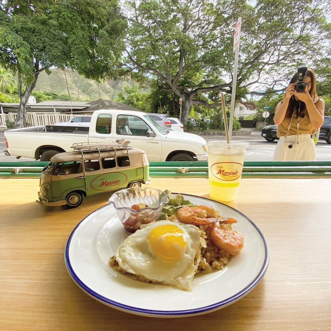 マキ・コニクソンさんのインスタグラム写真 - (マキ・コニクソンInstagram)「アロハストリートの撮影で”Cafe Morey’s”に来ました！モヤさまで”さまぁ〜ず”が座ったカウンター席で撮影したよ！今日はお天気も良くて気持ちが良いね！今回1月号の連載はMaki Special特集なんです！✌🏼色々なところでMaki Specialがありますねー。👍🏼美味しくてお得だから是非お試しあれ！🙏🏻 #ハワイのマキさんスペシャル #アロハストリート#Thank you Renee, Walter,Ali 💕💕 #私のコラボ写真はWalterが撮ったの！📸 #アロハストリート私の連載担当のエリカ #大好き❤いつも有難う！🙏🏻」11月16日 11時24分 - makikonikson