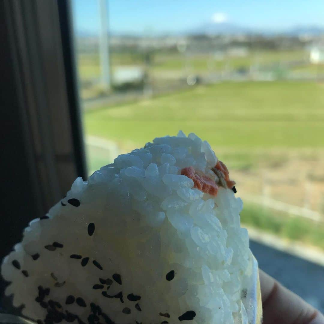 小谷あゆみのインスタグラム：「#おにぎり旅 新幹線ひかりで名古屋へ こう見えて技術いるんですよこの写真 #おにぎりアクション  #一年中おにぎりアクション  #ごまとシャケ」