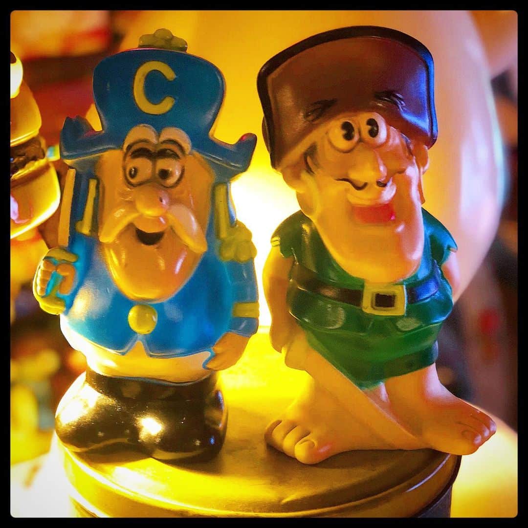 大川知英のインスタグラム：「75's THE QUAKER OATS COMPANY Capta'nCrunch&Jean Lafoote  Coin Ｂank🇺🇸⚓️アメトイファンには お馴染みの企業物が新入居👨🏽‍✈️うぴー🤡 #quakeroatscompany#captaincrunch  #jeanlafoote #coinbank#75s#今頃新入居 #久しぶりの企業物#うぴ#amecajiboys  #takatsubase#アメトイ部キャプテン」