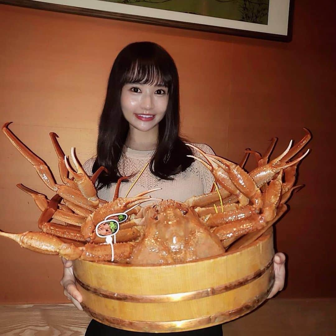 中村奏絵のインスタグラム：「昨夜はずっと楽しみにしていた🦀きた福さんへ✨ご近所友達と行ってきました！1000匹に1匹といわれる幻の蟹だそうです😳❤︎ #きた福 #黄金ガニ」