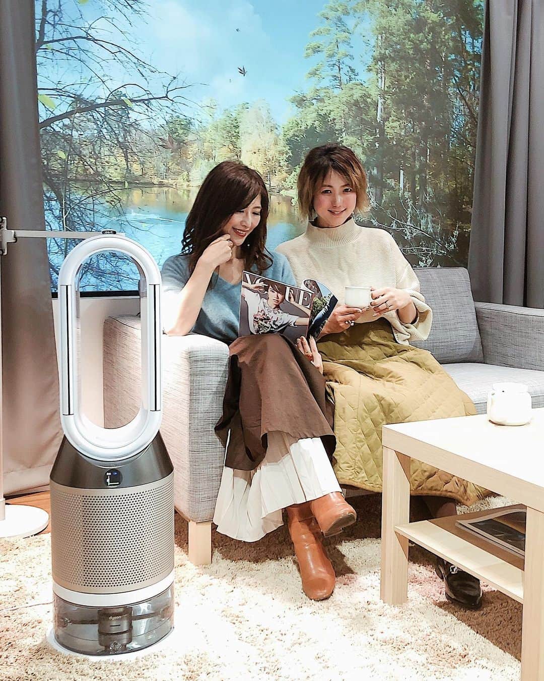 のインスタグラム：「11月29日発売の『Dyson Pure Humidify+Cool』 の発表イベントへ行ってきました😊 ・ とっても衛生的な加湿&空気清浄機&扇風機の一台3役なんです！！ ・ ウイルスなども含むPM 0.1レベルの微細な粒子を捕らえ、「活性炭フィルター」によって有害なガスも除去するらしい！！ ・ タンク内の水をUV-Cライトで照射して細菌を除去し、 銀繊維を編み込んだ抗菌加湿フィルターを採用することで 衛生的な加湿をしてくれる！！ ・ しかも自動洗浄なのでお手入れが簡単✨ 一年中フル稼働間違いなしですよね😊 ・ コントロールはスマホでアプリを使って操作可能！ リモコンよく見失うから助かるー✨ ・ 冬はインフルエンザや風邪に気をつけたいから乾燥や微細物には特に気をつけたい！ ・ クリスマスにおねだりしようかな🎁 ・ ・ #空気清浄機#加湿器 #加湿 #乾燥対策 #乾燥#インテリア好き #小学生ママ#幼稚園ママ#男の子ママ#女の子ママ#インフルエンザ対策 #風邪対策 #クリスマスプレゼント #家電 #お部屋 #部屋作り #クリスマス #ギフト  #ダイソン #ダイソン空気清浄機 #ダイソンピュア #pr」