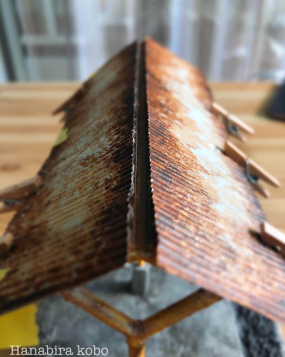 ohanaさんのインスタグラム写真 - (ohanaInstagram)「錆びたトタン屋根を設置👷‍♂️🔨 : : 左右が若干ズレていてシンメトリーを目指していたのですがまだまだです。 上から見ると分からないのですが、下から見ると15度くらいずれてる感じ…。 :  神経質にだけは生きたくない😅 : #miniature #ミニチュア #mini #miniatures #diorama #ジオラマ #diy #craft #100均 #トタン屋根 #サビ #駅」11月16日 11時58分 - hanabira_kobo