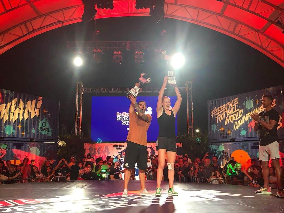 ナニさんのインスタグラム写真 - (ナニInstagram)「And the new freestyle football World Champions are @melofreestyleball & @ricardochahini ... Congratulations! You deserved it 💪🏽🏆🌎 #redbullstreetstyle #worldchampionship #allyouneedisaball #champion #congratulations #miami」11月16日 11時53分 - luisnani