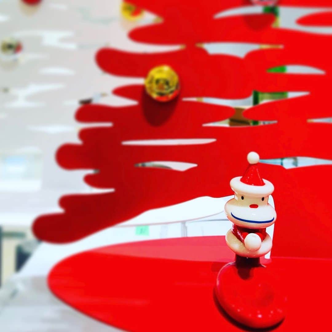 Omotecho Style Storeさんのインスタグラム写真 - (Omotecho Style StoreInstagram)「表町スタイルストア……。 サンタさんいます♡ 🎅🏻⛄🎄✨💫🎁 【ALESSI】 <Natalincensino>￥4,500(税抜) ※表町スタイルストアはキャッシュレスでお支払いのお客様に5%還元対象店舗です。  #alessi #アレッシィ #🇮🇹 #フィギュア #お香立て #サンタ #Natalino #ナタリーノ #christmas #クリスマスツリー #可愛い #和む #happy #okayama  #セレクトショップ #omotechostylestore」11月16日 11時53分 - omotechostylestore