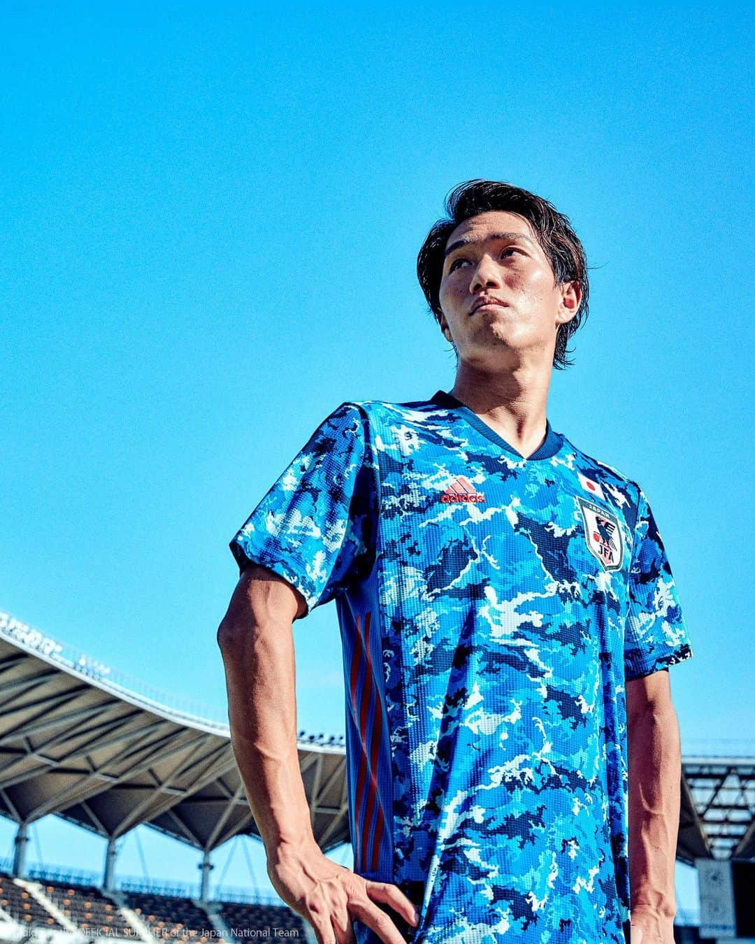 ADIDASTOKYOさんのインスタグラム写真 - (ADIDASTOKYOInstagram)「“ライバルたちを圧倒し、チャンスも得点も生み出せる選手に。” #遠藤渓太⁣ ⁣ 一人一人に違ったストーリーの空がある。#見上げる空はひとつだ 。 ⁣ ⁣ 最高の”日本晴れ”へ。⁣ ⁣ 📸@nishimuphoto⁣ #サッカー日本代表 #daihyo #adidastokyo #アディダス」11月16日 12時02分 - adidastokyo
