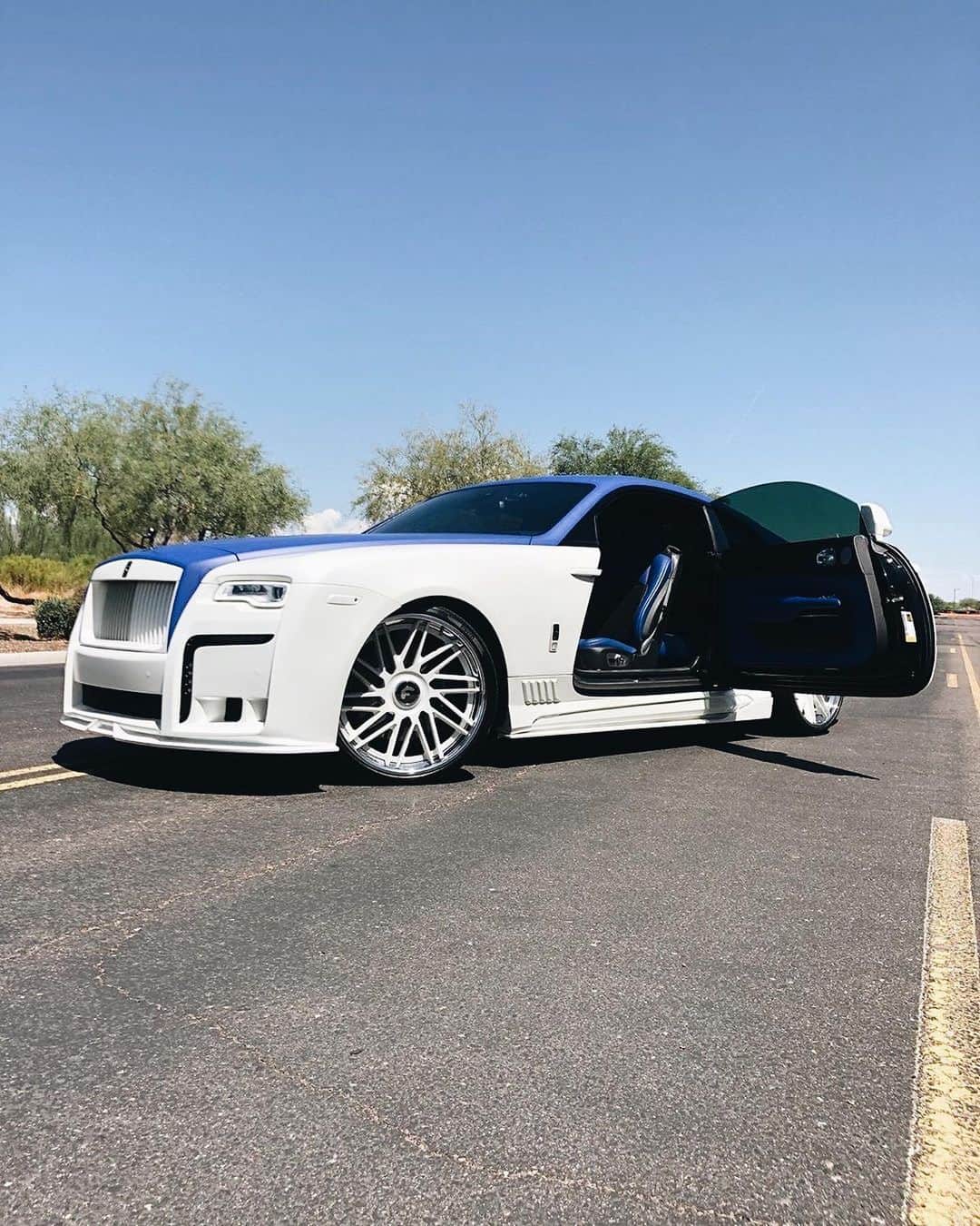 CARLiFESTYLEさんのインスタグラム写真 - (CARLiFESTYLEInstagram)「Thoughts on this Rolls Royce Wraith? Check out my bro @wiresonly #carlifestyle #Wraith」11月16日 12時05分 - carlifestyle