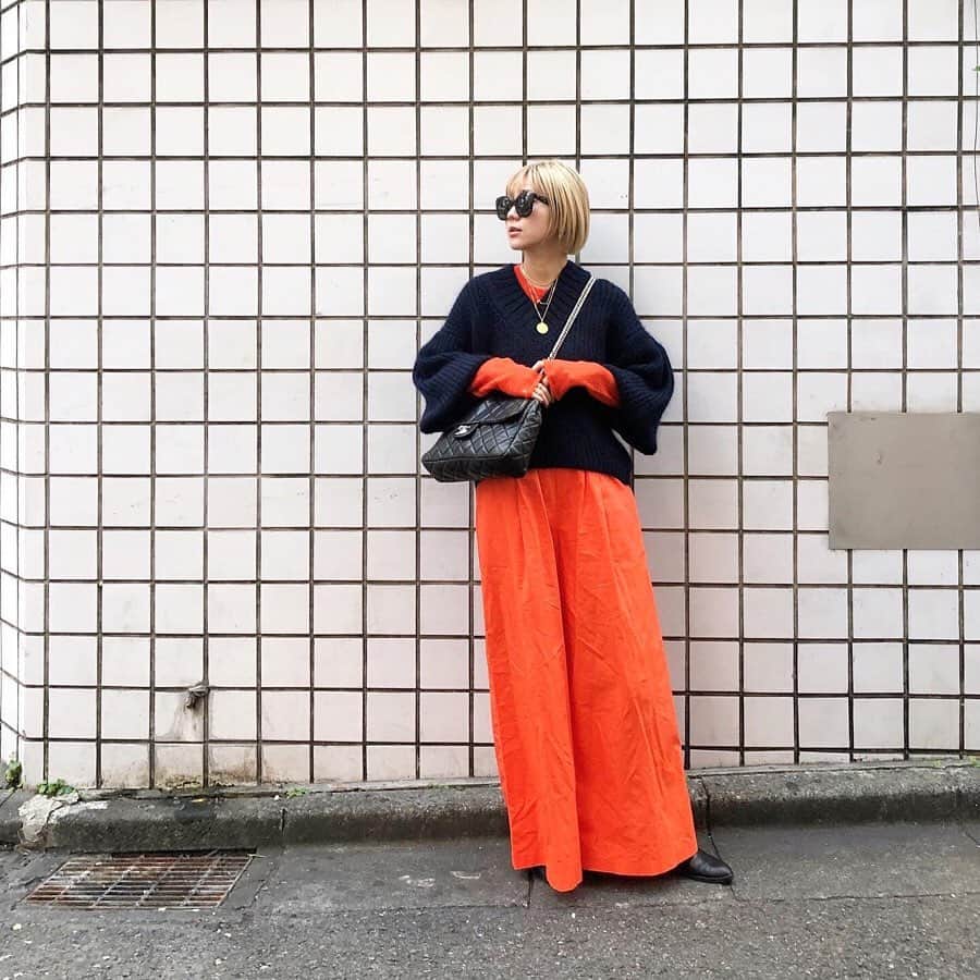 橋本江莉果さんのインスタグラム写真 - (橋本江莉果Instagram)「#オレンジ の人🍊🍊🍊 @akte_official のエクストラワイドパンツは、今の時期はちょっぴり寒いけど←、下にタイツ履いちゃえば私はいけちゃいます🥳(だってかわいいから😍) そしてクルーネックモヘヤニットもすっごく使えてお気に入り🧡 昨日は生地展&リサーチdayでたくさん歩き回って、'かわいい'を妄想し追い求めた日🙂💭🙃💭 最近いろいろ同時進行で、頭が🤯🧠気味だけど、'かわいい'ができた時の喜びはひとしお🤤💕 これまた最近、「インスタライブ見てます！IGTV見てます！」「YouTube見てます！(優里亜との👩‍❤️‍👩)」っとお声がけいただくことが多くて、すごく、うれしいです👏🏼🤣💕それと共に、良い意味でハッとさせてもらって、パワーいただいてます💪🏼😌✨ いつも本当にありがとうございます🥰❣️ 引き続き駆け抜けるぞ〜🏃🏼‍♀️💨💫 #AKTE #アクテ #orange #coordinate #outfit #ootd #fashion #style  クレジットは #WEAR 👉🏻【erica0114】 またはタップにて👆🏻📝」11月16日 12時16分 - erica_hashimoto