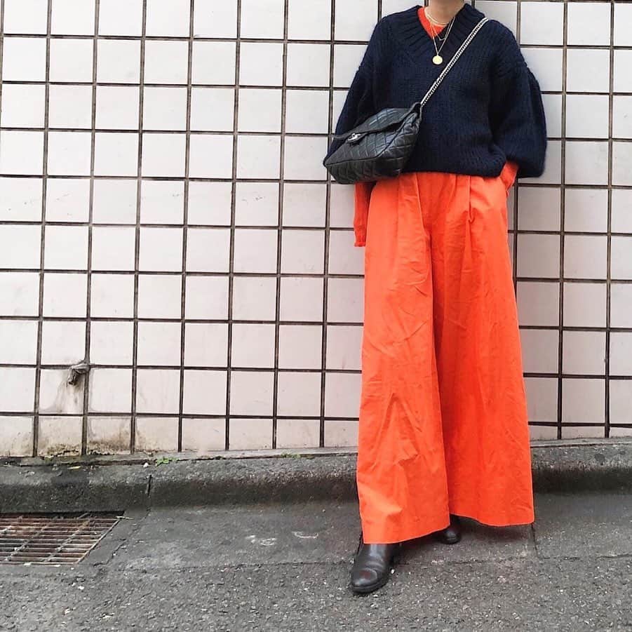 橋本江莉果さんのインスタグラム写真 - (橋本江莉果Instagram)「#オレンジ の人🍊🍊🍊 @akte_official のエクストラワイドパンツは、今の時期はちょっぴり寒いけど←、下にタイツ履いちゃえば私はいけちゃいます🥳(だってかわいいから😍) そしてクルーネックモヘヤニットもすっごく使えてお気に入り🧡 昨日は生地展&リサーチdayでたくさん歩き回って、'かわいい'を妄想し追い求めた日🙂💭🙃💭 最近いろいろ同時進行で、頭が🤯🧠気味だけど、'かわいい'ができた時の喜びはひとしお🤤💕 これまた最近、「インスタライブ見てます！IGTV見てます！」「YouTube見てます！(優里亜との👩‍❤️‍👩)」っとお声がけいただくことが多くて、すごく、うれしいです👏🏼🤣💕それと共に、良い意味でハッとさせてもらって、パワーいただいてます💪🏼😌✨ いつも本当にありがとうございます🥰❣️ 引き続き駆け抜けるぞ〜🏃🏼‍♀️💨💫 #AKTE #アクテ #orange #coordinate #outfit #ootd #fashion #style  クレジットは #WEAR 👉🏻【erica0114】 またはタップにて👆🏻📝」11月16日 12時16分 - erica_hashimoto