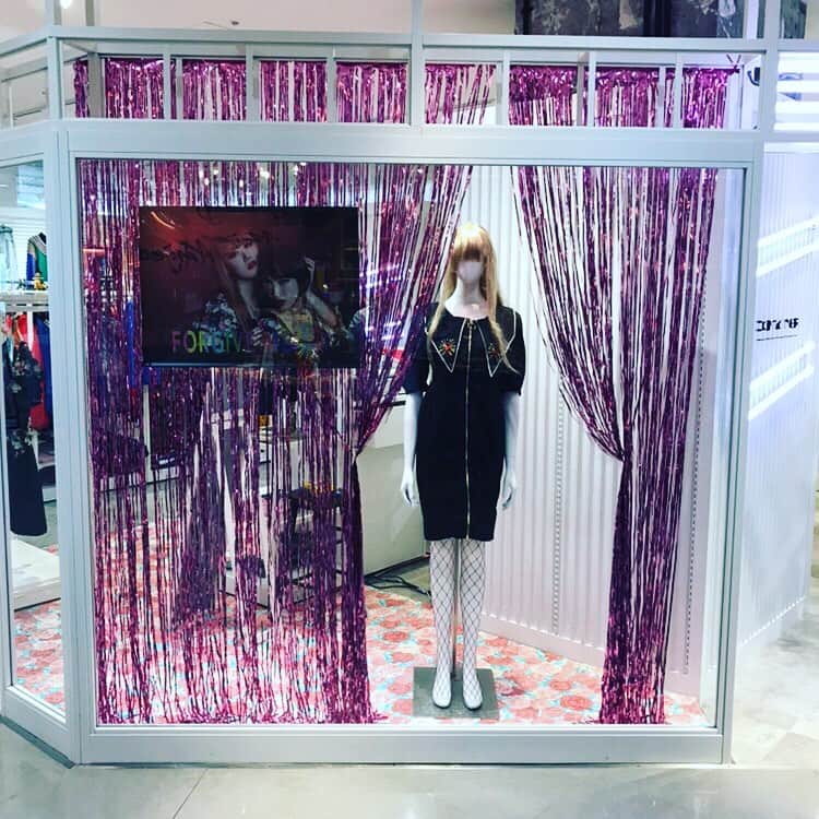 Laforet HARAJUKUさんのインスタグラム写真 - (Laforet HARAJUKUInstagram)「期間限定ショップ 11.16-11.22 / 1F ENTRANCE SPACE 🦋Girlside . 11.16-11.22 / 2F CONTAINER 🦋OBJECT by CEMENT 🦋DUST AND ROCKS . 11.16-11.20 / 2F CONTAINER 🦋FORGIVE ME / PAYS DES FÉES HOMME . 1枚目：Girlside 音楽を通じて感じられる喜びをアイテムを通じて提案するディスクユニオンのプロジェクト。オリジナル・プロダクツに加え、クリエイターによるアイテムなどを展開。 . 2枚目：OBJECT by CEMENT CEMENTオーナー田島が探してきた、世界各国より集められた五感を刺激する様々なオブジェ達。 . 3枚目：DUST AND ROCKS ザ・コレクターズの古市コータローが手掛ける古着屋。遊び心あふれる古着やリメイク商品が満載。 . 4枚目：FORGIVE ME / PAYS DES FÉES HOMME 11/16-17「FORGIVE ME」 アーバンギャルド 浜崎容子プロデュースブランドから2ndCollectionを発表。 11/18-20「PAYS DES FÉES HOMME」 東京発レディースブランドpays des féesのメンズライン。ロックバンドPLASTICZOOMSのフロントマン『SHO ASAKAWA』をデザインディレクターに起用。 . #girlside #diskunion #diskunion_girlside #ガールサイド #cementstore #objectbycement #DUSTANDROCKS #古市コータロー #ザコレクターズ #古着 #リメイク #forgiveme #urbangarde #yokohamasaki #フォーギブミー #アーバンギャルド #浜崎容子 #PAYSDESFEESHOMME #PAYSDESFEES #laforet #harajuku #laforetharajuku #ラフォーレ #原宿 #ラフォーレ原宿 #popupshop #期間限定 #CONTAINER」11月16日 12時11分 - laforet_h