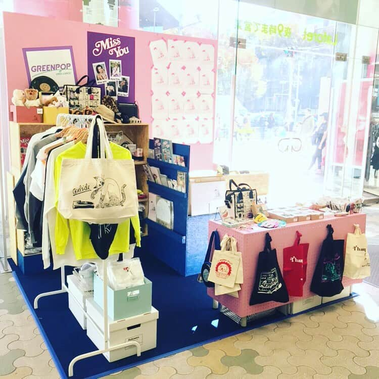 Laforet HARAJUKUさんのインスタグラム写真 - (Laforet HARAJUKUInstagram)「期間限定ショップ 11.16-11.22 / 1F ENTRANCE SPACE 🦋Girlside . 11.16-11.22 / 2F CONTAINER 🦋OBJECT by CEMENT 🦋DUST AND ROCKS . 11.16-11.20 / 2F CONTAINER 🦋FORGIVE ME / PAYS DES FÉES HOMME . 1枚目：Girlside 音楽を通じて感じられる喜びをアイテムを通じて提案するディスクユニオンのプロジェクト。オリジナル・プロダクツに加え、クリエイターによるアイテムなどを展開。 . 2枚目：OBJECT by CEMENT CEMENTオーナー田島が探してきた、世界各国より集められた五感を刺激する様々なオブジェ達。 . 3枚目：DUST AND ROCKS ザ・コレクターズの古市コータローが手掛ける古着屋。遊び心あふれる古着やリメイク商品が満載。 . 4枚目：FORGIVE ME / PAYS DES FÉES HOMME 11/16-17「FORGIVE ME」 アーバンギャルド 浜崎容子プロデュースブランドから2ndCollectionを発表。 11/18-20「PAYS DES FÉES HOMME」 東京発レディースブランドpays des féesのメンズライン。ロックバンドPLASTICZOOMSのフロントマン『SHO ASAKAWA』をデザインディレクターに起用。 . #girlside #diskunion #diskunion_girlside #ガールサイド #cementstore #objectbycement #DUSTANDROCKS #古市コータロー #ザコレクターズ #古着 #リメイク #forgiveme #urbangarde #yokohamasaki #フォーギブミー #アーバンギャルド #浜崎容子 #PAYSDESFEESHOMME #PAYSDESFEES #laforet #harajuku #laforetharajuku #ラフォーレ #原宿 #ラフォーレ原宿 #popupshop #期間限定 #CONTAINER」11月16日 12時11分 - laforet_h