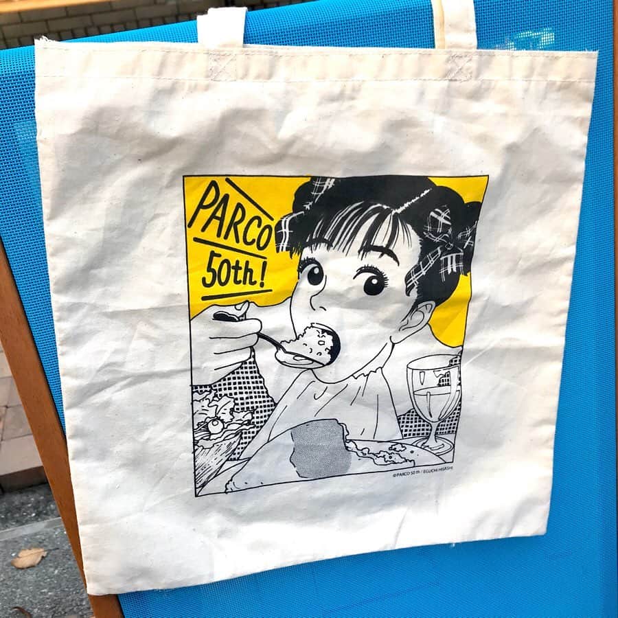江口寿史のインスタグラム：「まもなく渋谷店もリニューアルオープンするPARCO50th記念キャンペーンで、12組のアーティストのトートバッグがもらえたりする「パルコのアートなギフト」に参加してますよ。 ─────────────── 詳しくは https://parco.jp/50th/kansha/special/  11月20日(水)～11月24日(日)の期間中、全国の各パルコ館内にて4,000円(税込、合算可) 以上お買上げいただいた方に、先着で総勢12名のクリエイターが描き下ろした「オリジナルバッグ」を進呈。」
