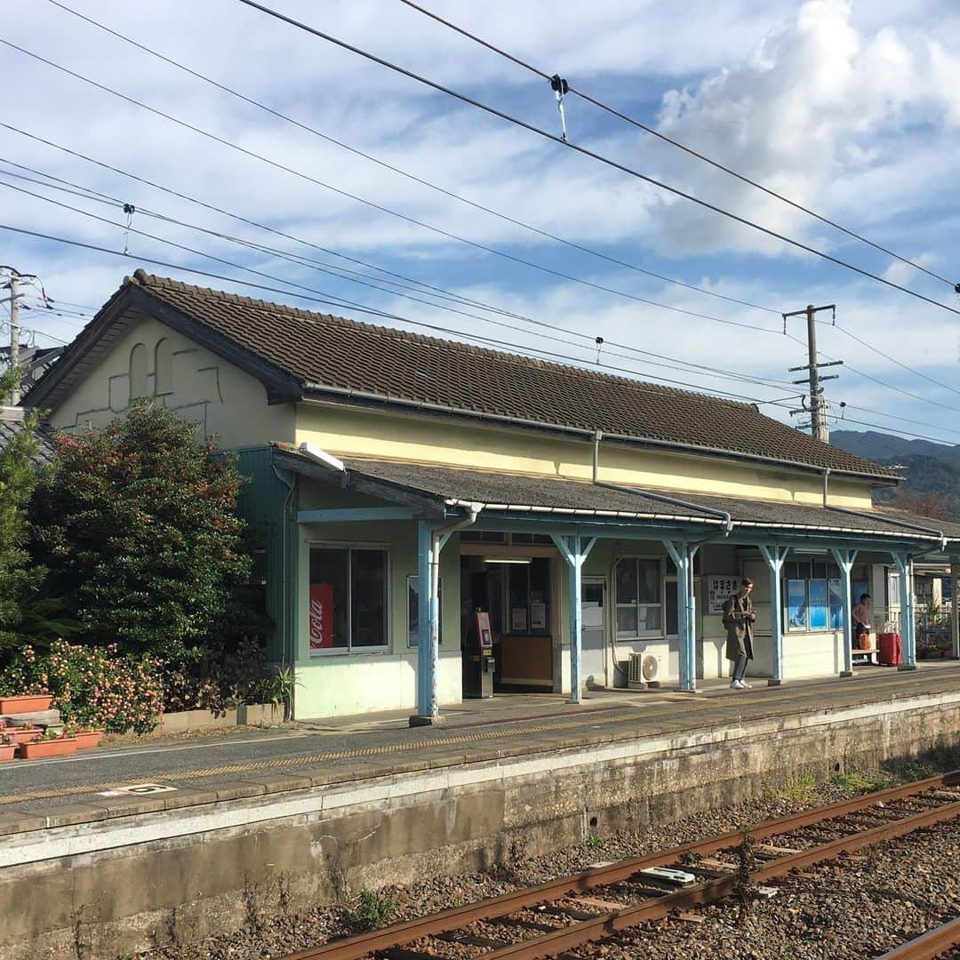 能町みね子さんのインスタグラム写真 - (能町みね子Instagram)「#よい駅 浜崎駅 筑肥線/ 薄緑の壁面、細かいタイル、すべてがたまらなくバランスいい、かわいい。「はまさき」の字形も手書きレタリングで大好き。(最近、味のある手書きレタリングの看板をJR九州がどんどんありもののフォントに変更していて、とっても嫌です。そのままにしておいてほしい、お願い、旅情ってものを分かって)」11月16日 12時17分 - nmcmnc