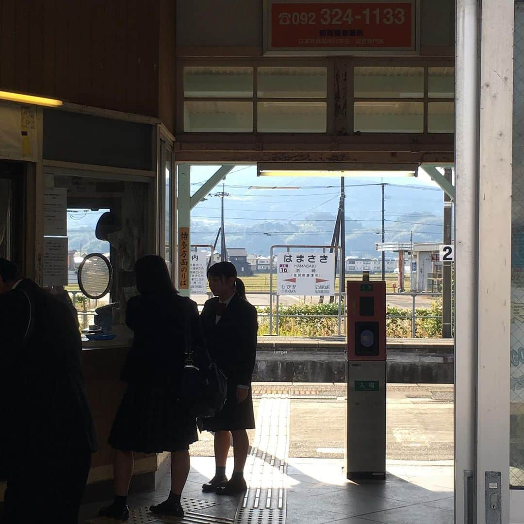 能町みね子さんのインスタグラム写真 - (能町みね子Instagram)「#よい駅 浜崎駅 筑肥線/ 薄緑の壁面、細かいタイル、すべてがたまらなくバランスいい、かわいい。「はまさき」の字形も手書きレタリングで大好き。(最近、味のある手書きレタリングの看板をJR九州がどんどんありもののフォントに変更していて、とっても嫌です。そのままにしておいてほしい、お願い、旅情ってものを分かって)」11月16日 12時17分 - nmcmnc